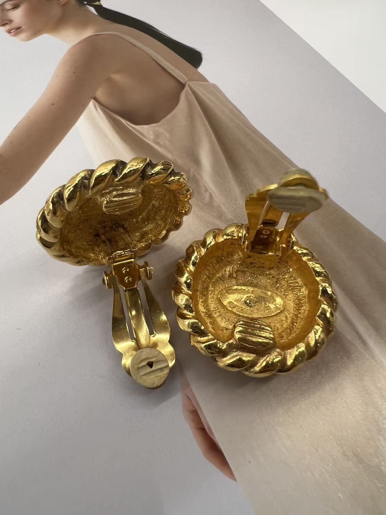Chanel 金色麻花圓餅耳夾（經典絕版美品）