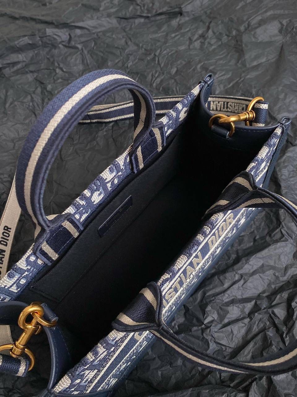 🈶老花蓝，mini 𝗗𝗜𝗢𝗥 𝗯𝗼𝗼𝗸 𝘁𝗼𝘁𝗲24新版横款 不得不说，D家确实好会玩啊 可以背的托特来了！简直不要太棒 在最最最经典的托特上又衍生爆款了 可可爱爱的mini尺寸，恨不得天天背！😍 27×14×10cm