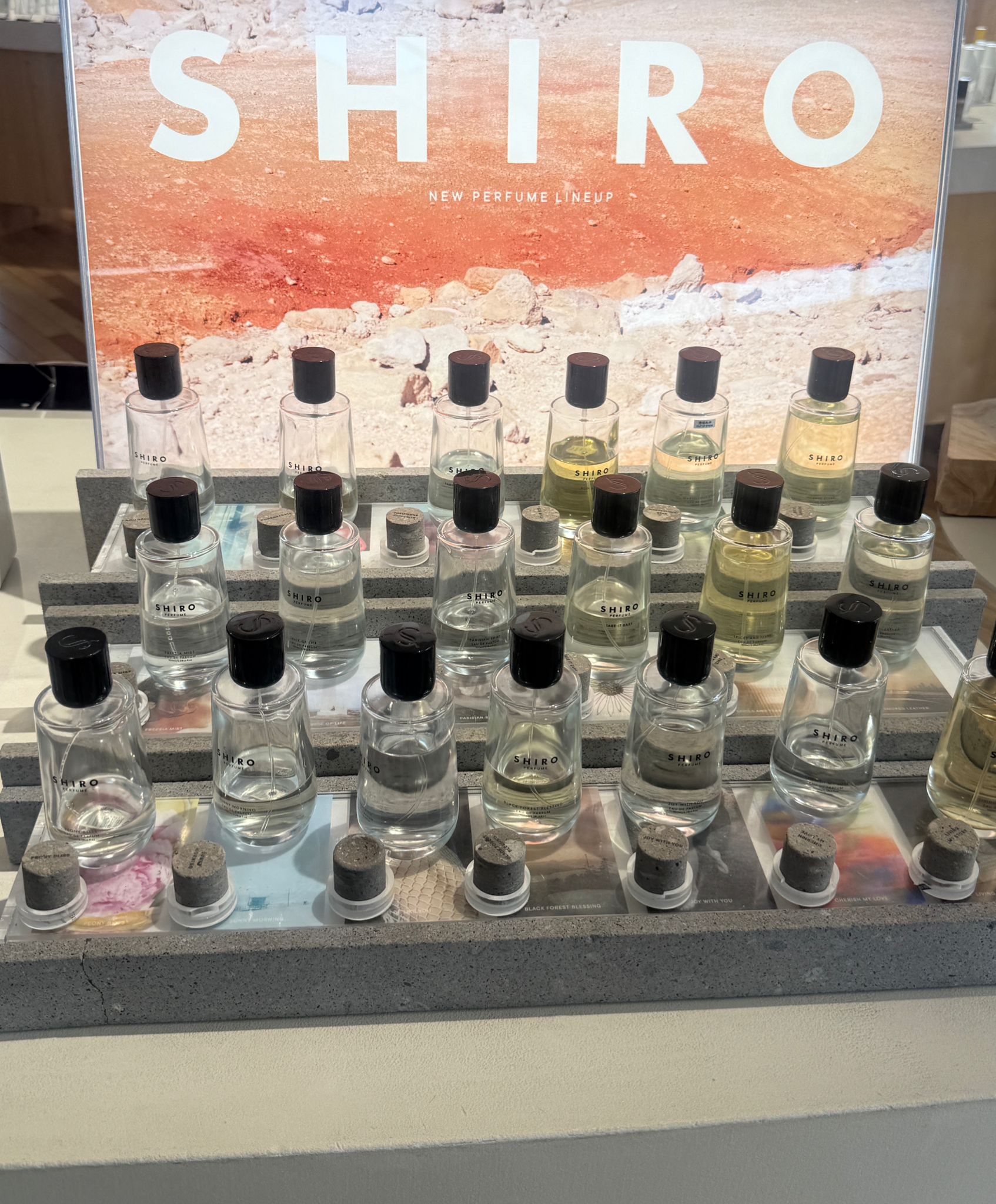 「SHIRO PERFUME」 沒有設定主題或概念，它匯集了來自世界各地的調香師創作的迷人香水，這些調香師直面自己的身份，自由地表達他們獨特的世界觀。 德島縣的喜多柚子*1 也用於SHIRO的護膚品中，並代替水加入其中，使香味更加誘人。 香味時間：約5-6小時 *1 柚子皮水/保濕香氛成分 11種味道 PARISIENNE FAVOURITE東方花香味 SMOKED LEATHER煙燻皮革 INTRODUCTION茉莉豆蔻味 SPICE OF LIFE玫瑰味 FREESIA MIST蘋果味 PARISIAN SHIRT 海洋薄荷 Cherish My Love Living My Story Joy With You Black Forest Blessing Sunny Morning