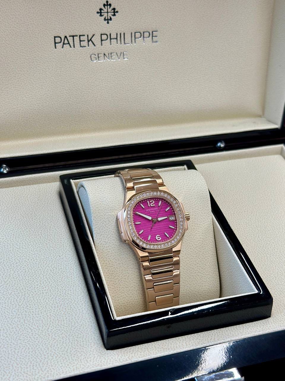 百达翡丽【最薄版本】夏日将至，轻薄凉爽 重金打造天花板PP鹦鹉螺7010系列！😍💯 原版尺寸：32mm直径，6.9mm厚度。搭载瑞士进口石英机芯。此款鹦鹉螺女款不仅拥有男表的优雅运动风格，还增加了几分柔美、使得女装腕表更加个性时尚，也是当下最热门的PP女士腕表之一！表壳316精钢镶钻46颗明亮式奥宝水钻，6.9厚度真正做到薄如蝉翼，整表真空颅内白金及玫瑰金双色任选，带来非凡触感与视觉享受，呈现璀璨光泽！