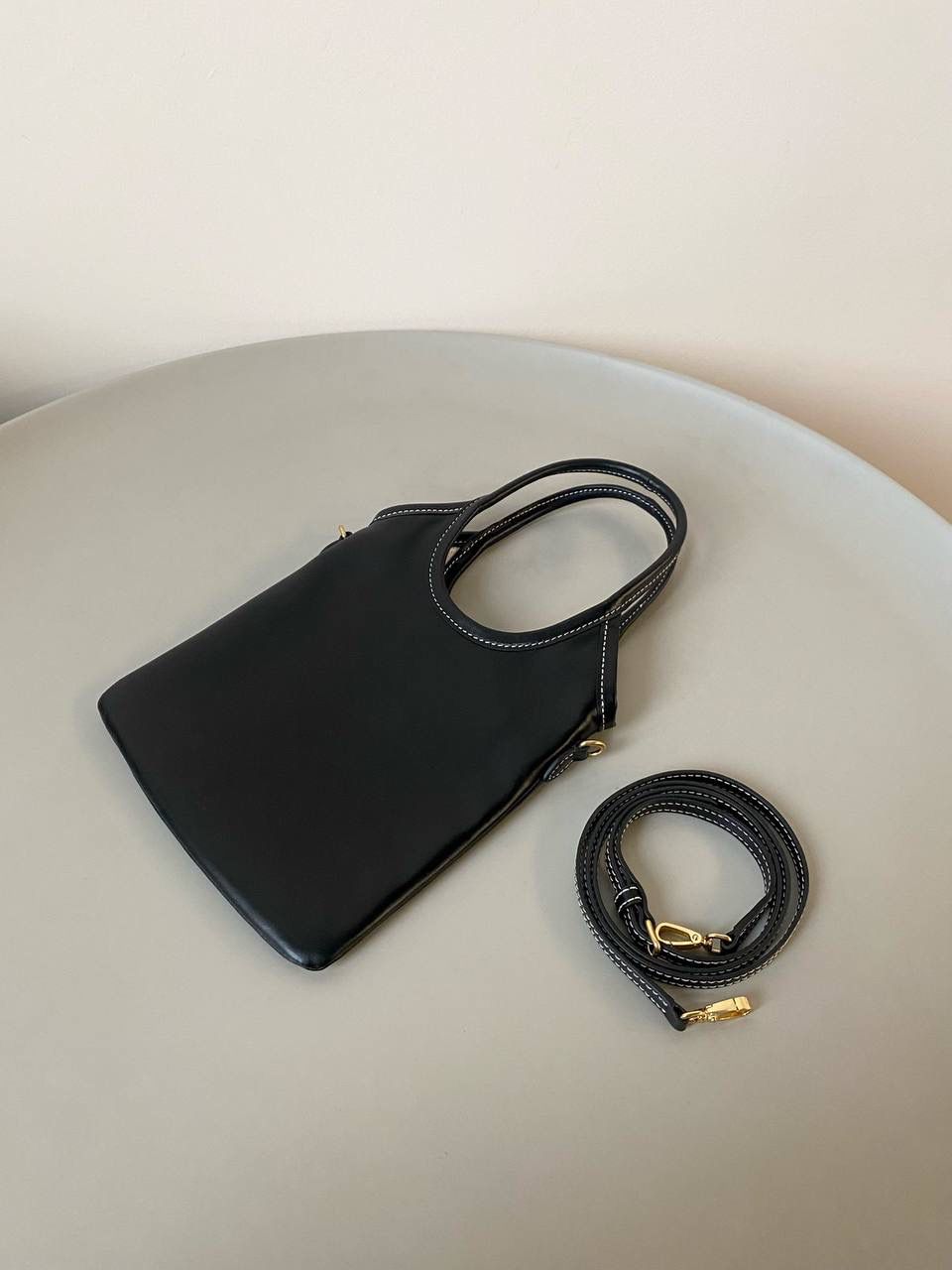 🈶黑色 𝗠𝗶𝘂𝗠𝗶𝘂托特 缩小版的ivy来噜 真的是除了可爱还是可爱！ 感觉谁背都是萌萌哒hahaha～ 这种siza就不挑身高了，没有局限 还有肩带，除了手拿斜挎也巨好看 容量小包里算不错的了，日常外出足够，能放pro max 20×24cm #F0110m