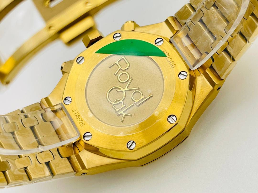 AP爱.彼皇家橡树系列26331OR多功能计时机械腕表41MM！ 1⃣️【机芯】7750改原装机芯 6字位小秒 功能与原装一致！ 2⃣️【表镜】表镜选用进口蓝宝石玻璃镜面！ 3⃣️【表壳】采用进口316精钢表壳，表壳通过拉丝和部分抛光打磨处理之后，忽明忽暗展现出精致而硬气的独特气质！ 4⃣️【头粒】头粒设计与专柜一致可以微调 佩戴更佳贴手舒适 经过多道工序的打磨和磨砂处理，终把AP特有的八角型表圈表达出棱角分明的线条！ 5⃣️【表盘】超强夜光显示，可以在任何环境下读取时间！