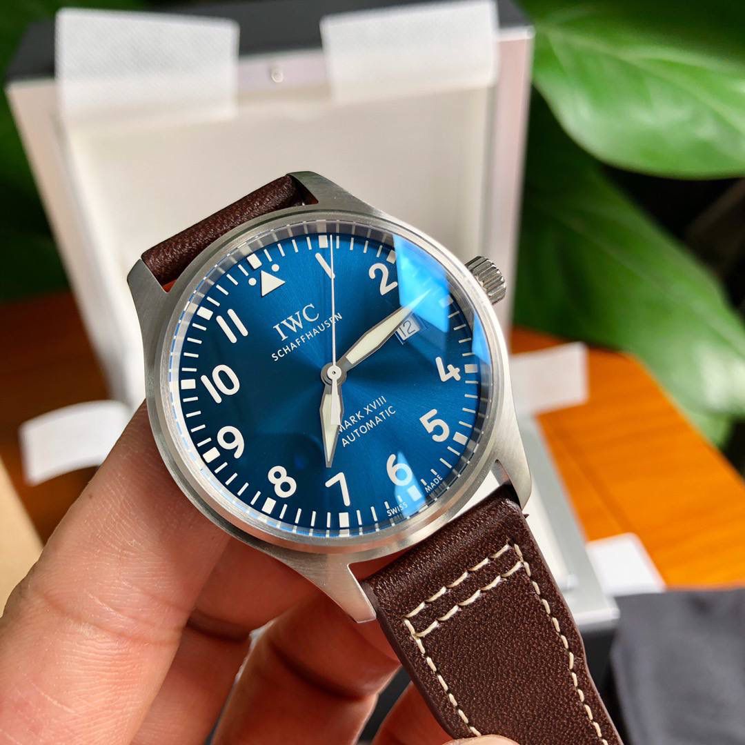 硬货首发，市场独家！IW327004，316L精钢材质，非凡工艺，让小厂知难而退！万国飞行员马克十八传承腕表，采用原装瑞士ETA王牌机芯W-300，40mm表径，全数字刻度超强夜光，双面防反光凸状蓝宝石玻璃表镜。独家渠道进口意大利SANTONI牛皮，一条牛皮成本相当于市场一般牛皮的几倍，在很多细节的把控上都已达到行业顶级，且多项可为标杆，整表细节一丝不苟。 原装价格3W余，一般人均可轻松驾驭，此款万国飞行员腕表视为万国经典款型，任何场景着装均适合佩戴，可谓百搭神器。全套包装出货