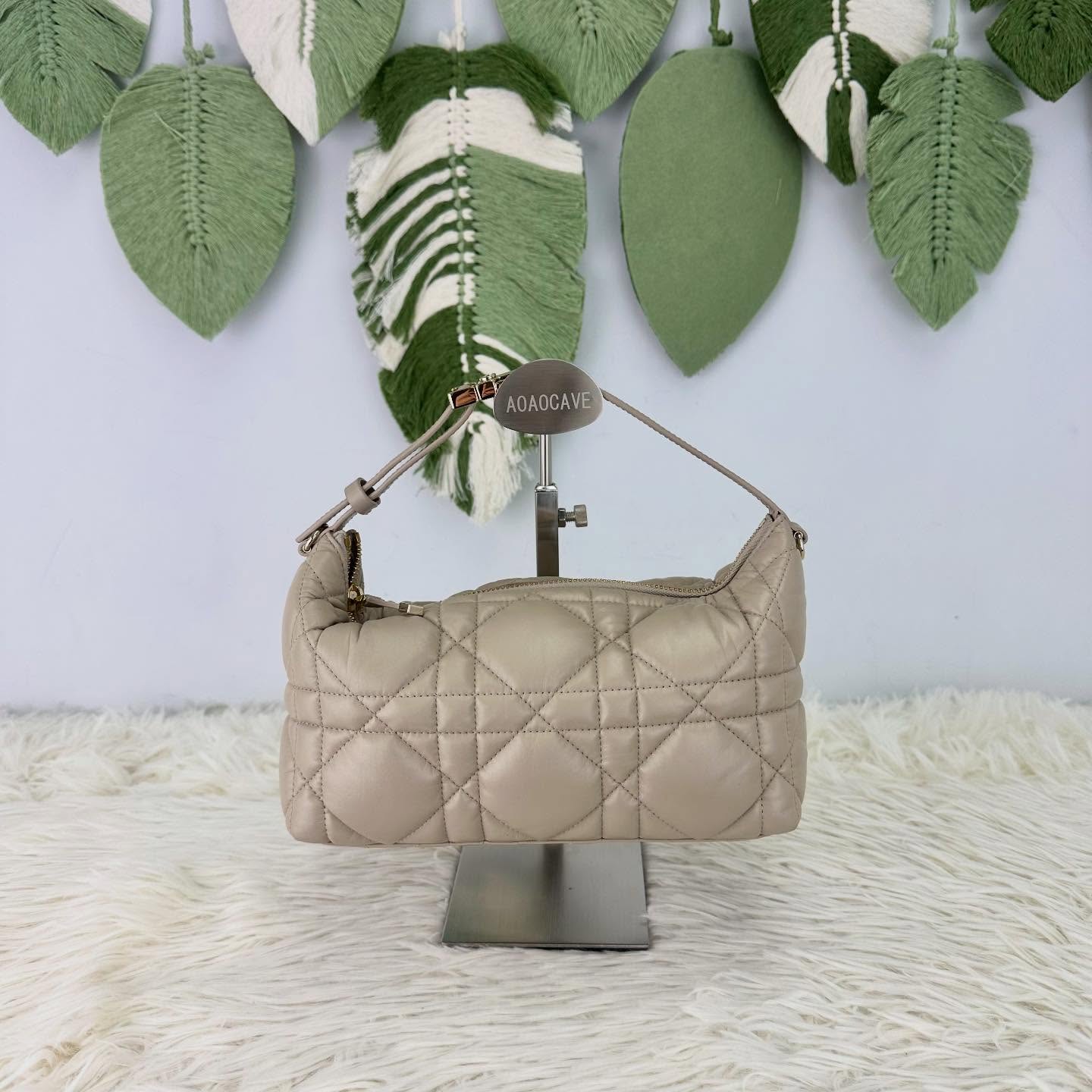 DIOR 🤍PRE OWNED Travel Nomad Medium 奶茶色金扣飯盒包🤎