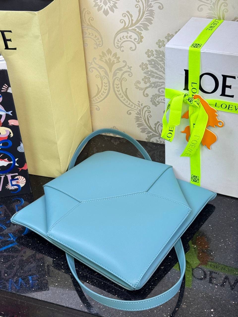 🎈*中号𝐏𝐮𝐳𝐳𝐥𝐞 𝐅𝐨𝐥𝐝折叠手袋👜*（水蓝色） ——全新【𝗡𝗘𝗪】升级‼️ 延续经典𝙋𝙪𝙯𝙯𝙡𝙚的标志性几何裁剪设计，新晋顶流🅰️𝙋𝙪𝙯𝙯𝙡𝙚 𝙁𝙤𝙡𝙚 𝙏𝙤𝙩𝙚以折纸包为灵感，升级成🉑完全折叠‼️的结构，立体与平面任意切换，出差旅行🧳必备单品。小牛皮材质轻且柔软，𝐌𝐢𝐧𝐢尺寸搭配一条可拆卸式肩带，手提，肩背，斜挎多样化背法✨ 尺寸：𝟐𝟓.𝟓-𝟏𝟒.𝟓-𝟑𝟏.𝟓𝐜𝐦 款号：052316
