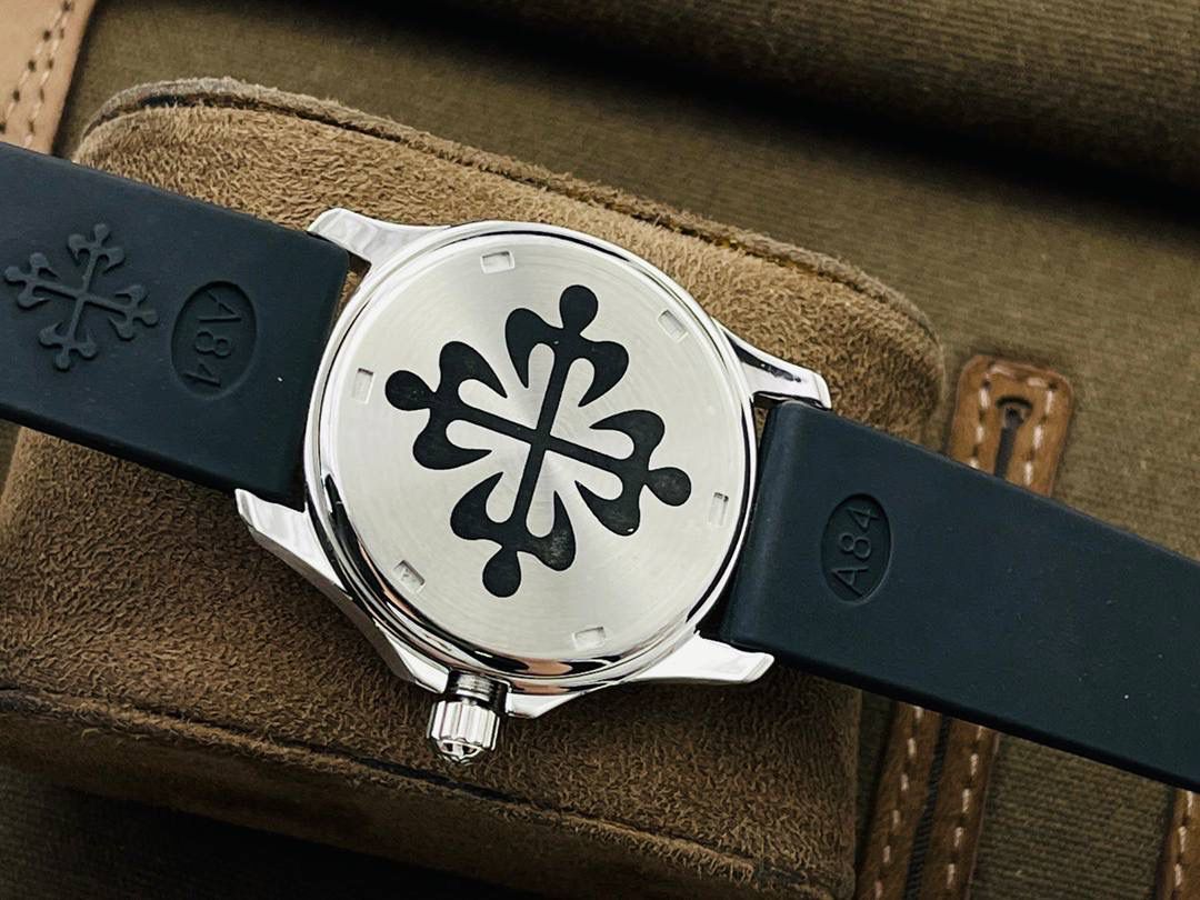 最强版本来袭 百达.翡丽AQUANAUT女装款石英系列，打造市面最佳副本，带来全网最佳体验，英姿飒爽，典藏奢华！欢迎女神品鉴！ 1⃣️【表壳】 1.腕表尺寸35.6 毫米X 9.5毫米！圆润的八角形表壳与原装一致，保持着复古的造型和精湛的做工。 2.旋入式把头设计和实心底盖结构吻合与原版。 3.表圈镶嵌46颗顶级施华洛世奇水晶（1克拉）表壳镶嵌88颗顶级施华洛世奇水晶（1.91克拉） 2⃣️【精彩细节】 1.采用与原装一致的天然复合橡胶（Tropical）材质，经久耐磨，可抵抗海水侵蚀和紫外线辐射。 2.完美克隆Aquanaut经典式折叠式表扣，即使在非常细小的拐角处上也做有倒角润饰，确保还原正品般的舒适感。