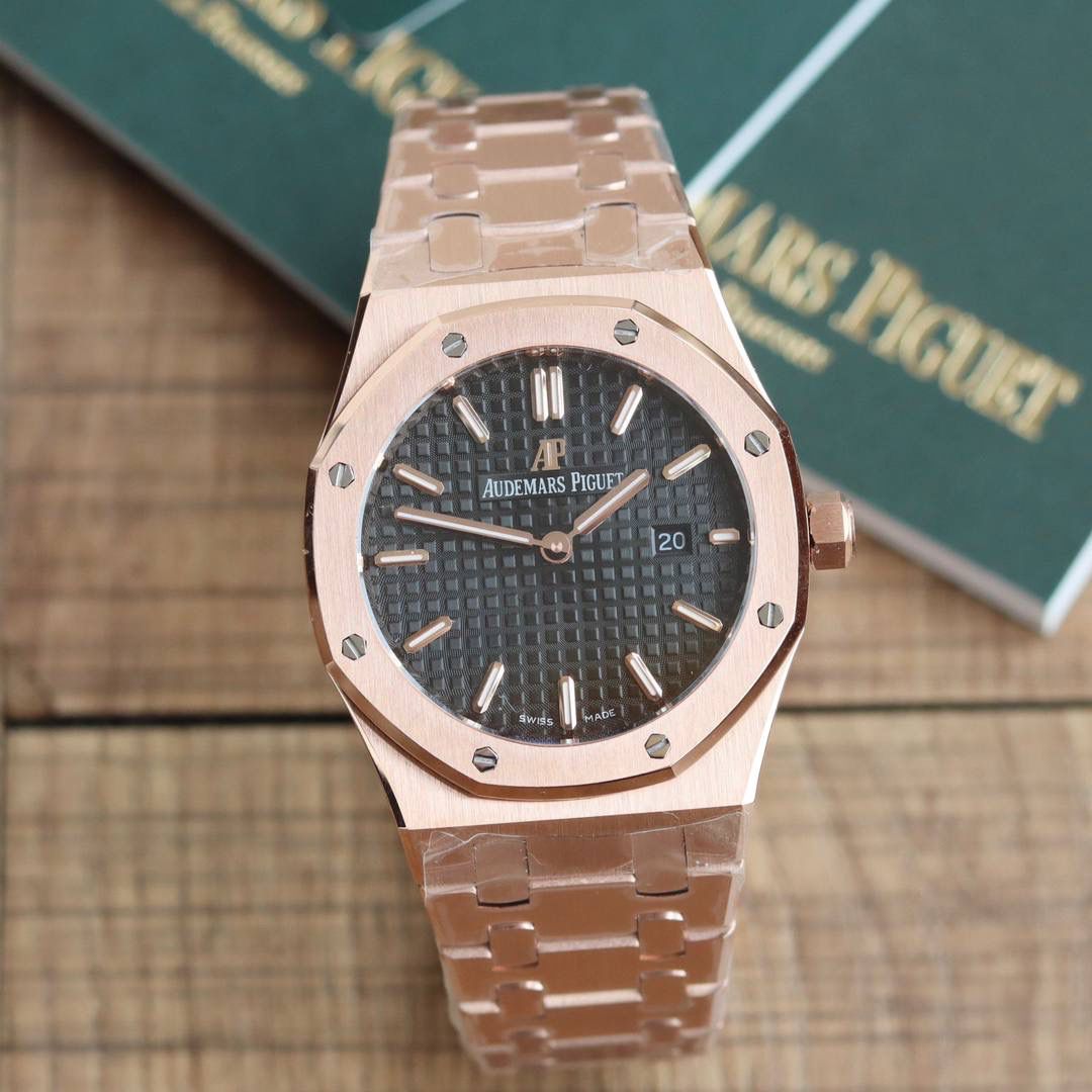 🚀原单AUDEMARS PIGUET爱彼 皇家橡树系列67女士石英腕表 独家原版拆解开模 所有配件均可原版互换使用，搭载原装瑞士F04111石英机芯。走时精准！全程CNC打磨，多次校对调整版型，棱角分明。表壳直径33MM,多边形状表圈与表壳精密相合，表圈以六边形螺丝栓固定在表壳上（圈口镶嵌精美施华洛世奇钻，璀璨夺目）表带链节精致规整，链节经过上百次细致的打磨处理，呈现出完美的纹理。折叠式表扣开合简单，佩戴方便。腕表表耳处呈弯折状，可以保证腕表与腕部更加贴合。表盘镌刻“Grande Tapisserie”大方格纹装饰，搭配荧光立体时标和皇家橡树指针，宽大的指针和时标让读时简单清晰。三点位置日期显示窗口，以阿拉伯数字显示。腕表为密闭表底，表底上镌刻皇家橡树系列的英文名称“Royal Oak”字样✨🔥