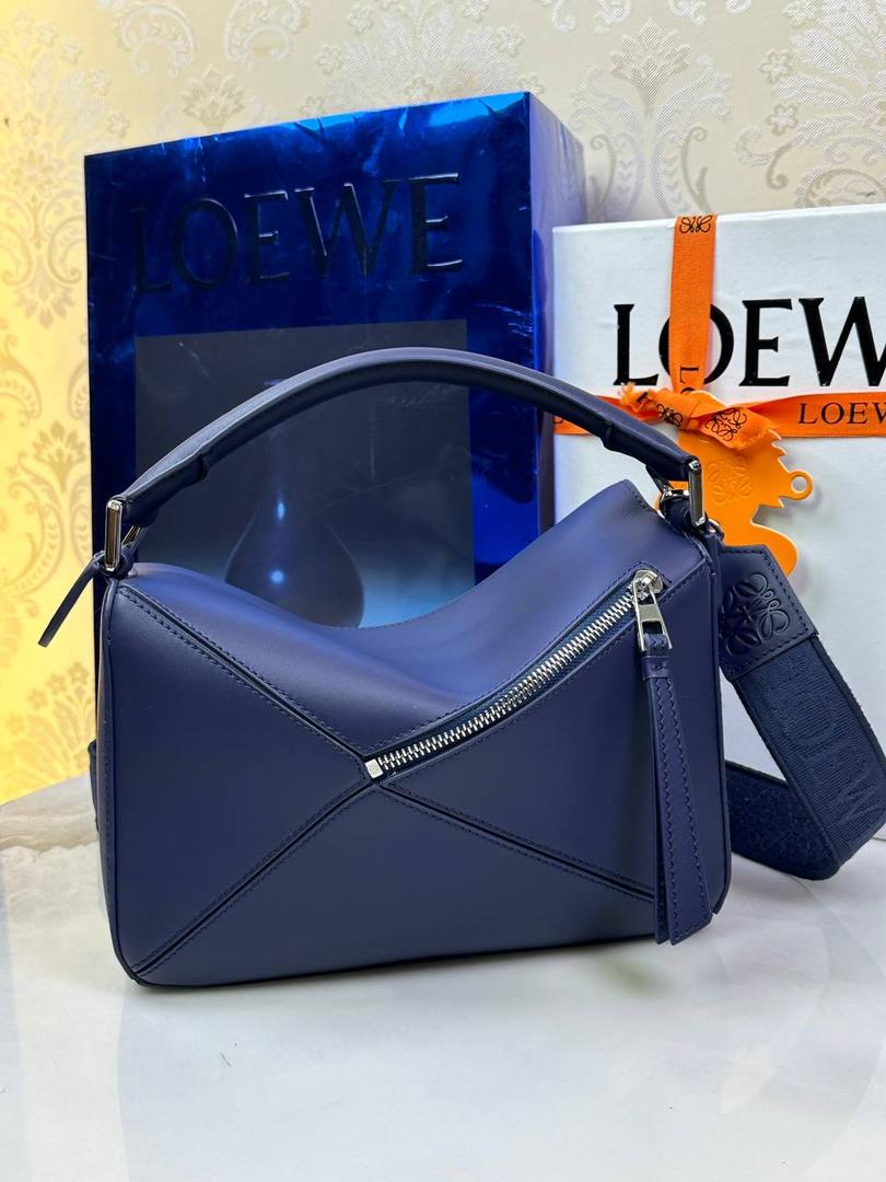 🅰️小号 𝗣𝘂𝘇𝘇𝗹𝗲最新版本❤️ ——（缎面/织带款） ✅经典拼图系列，不规则立体几何设计，最具辨识度的立体廓形和几何美学，顶级进口小牛皮搭配德国沙菲线，独家定制五金，𝗬𝗞𝗞拉链拉头 ✅容量超大，颜值高，四季百搭，新款自带可拆卸𝗟𝗢𝗘𝗪𝗘织带宽肩带‼️ 尺寸：𝟐𝟒-𝟏𝟎.𝟓-𝟏𝟔.𝟓𝐜𝐦 款号：061609织带款深邃蓝