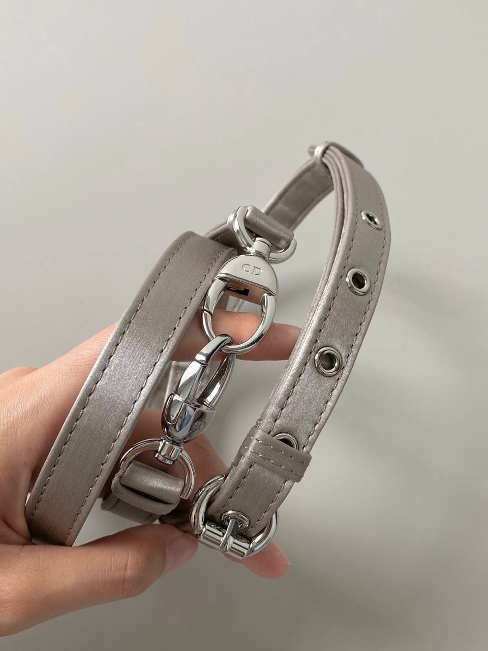 高级灰🩶 𝗗𝗜𝗢𝗥 𝗟𝗮𝗱𝘆三格，真丝缎面钻 全面升级，终极版本！ 进口丝绸 施华洛世奇贴钻 特别是在暗光的地方 一闪一闪 自带灯光效果真的美翻 名媛气质优雅惊艳集于一体的宠儿 戴妃包的坑是一定要入的！！😛 size：17×15×7cm