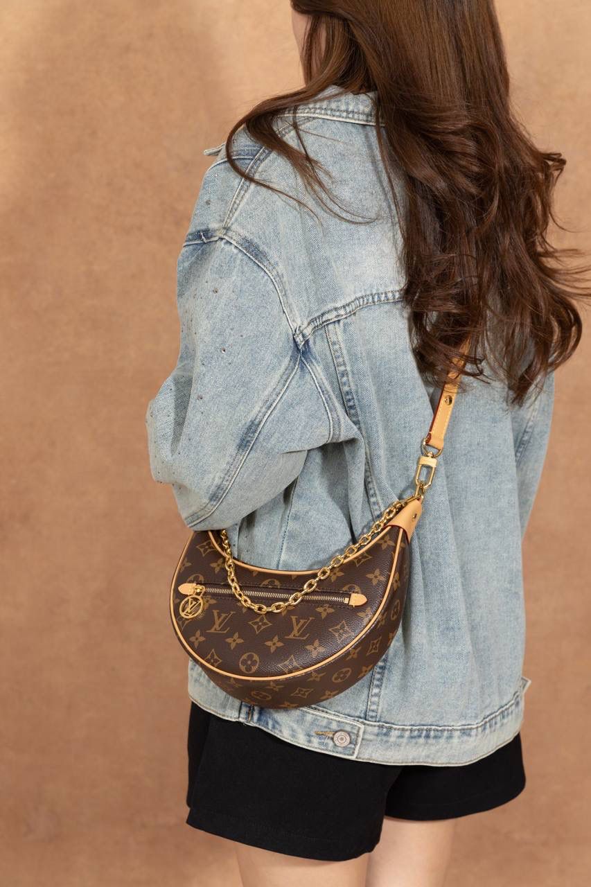 LV豌豆包🎀 这款 LOOP 手袋 灵感来自 LV 档案里的 Croissant 手袋， 在 2022 早春系列 推出～ 半月形＋法棍包造型， 背上身真的很有型，很时尚 😍 包型小巧但很贴身，走路都会跟着身体动，很好看～ 前面还有 拉链口袋 + LV Circle 拉链头， 细节控一定会爱 ❤️