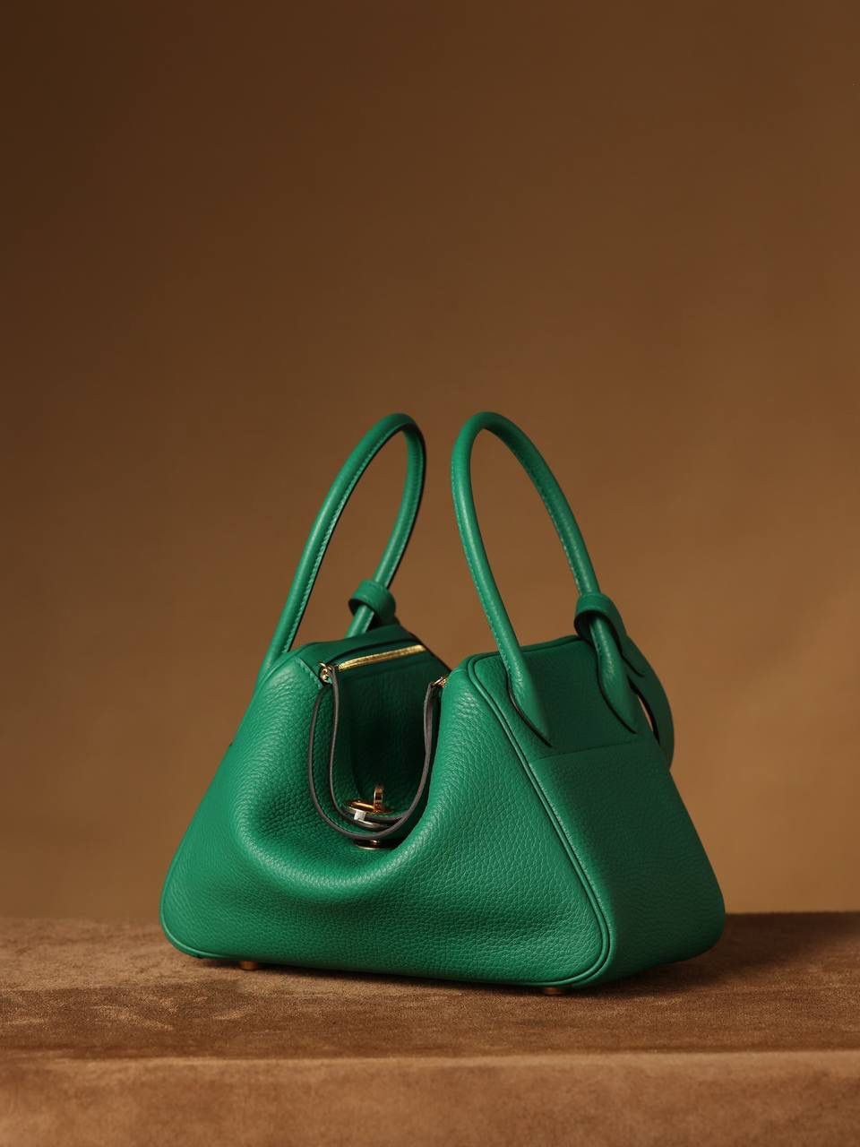 Hermes 爱马仕 Lindy 26cm 丝绒绿金扣👜✨ Lindy 独家渠道货 独家欧洲原厂皮原厂五金组装的ZP尾单货 尺寸：26*18*14 cm Lindy是采用原厂的正品TC皮，什么是TC皮？ 爱马仕专用的clemence,简称tc皮，是Hermes最受欢迎的皮革之一，颜色会比Togo少一些，但是纹路比Togo细腻，含油更高，更软，因此稍稍有些下垂感的特点。