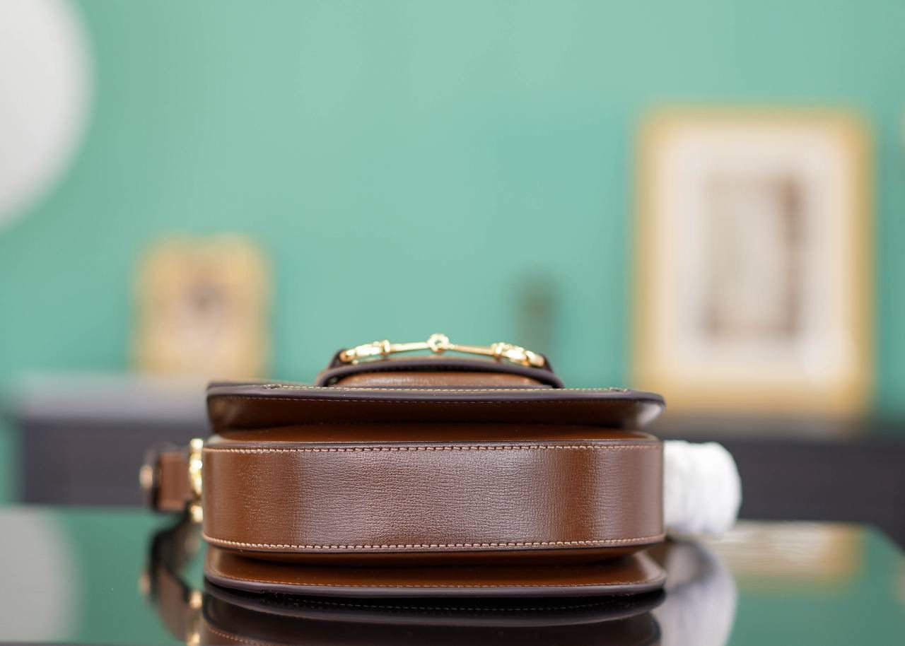 👜🔥Gucci Horsebit 1955系列迷你半圆形手袋 棕色 17cm 正品售价,500 独家原厂皮发售 限量级别 GG家这只新款1955半圆包， 目测即将大爆！ 马衔扣标志性设计元素，半圆包型显得更加时尚俏皮，高级复古又有现代感，肩带长短可以调节，不大不小刚刚好~ 官方款号 760191 尺寸：17x18.5x7.5cm