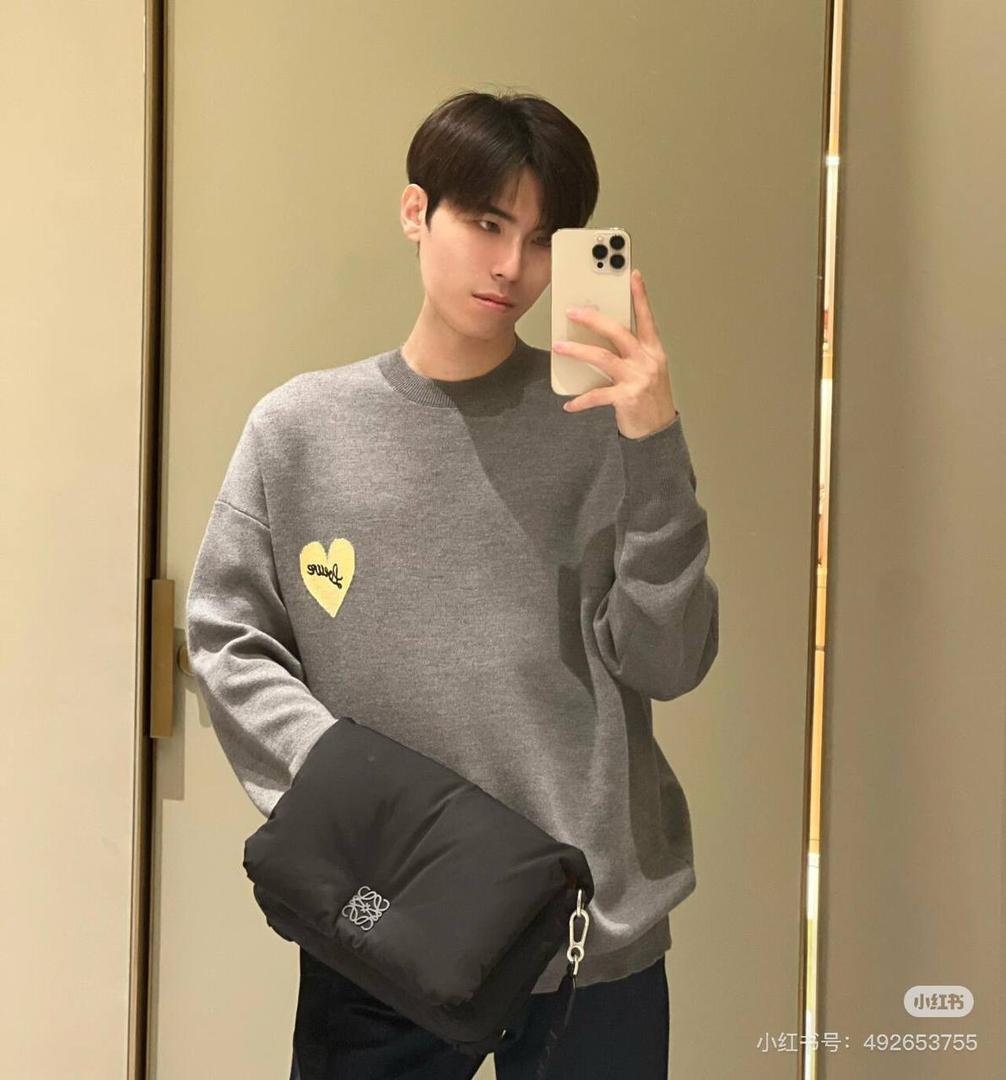 🎈尼龙𝗣𝘂𝗳𝗳𝗲𝗿 𝗚𝗼𝘆𝗮 ➖【邮差包黑色】 尺寸：𝟑𝟎-𝟏𝟎-𝟐𝟎.𝟓𝐜𝐦 编码：012124 该款邮差包外部由丝滑尼龙材质制成，内里搭配进口纳帕小羊皮，正面饰品牌标志性Logo，容量大😍 搭配一条可拆卸可调节的刺绣宽肩带，可肩带或者斜挎，磁扣开合，内部拉链口袋😎