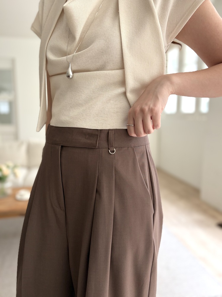 [極薄!] Strap Detail Pleated Pants (Brown)