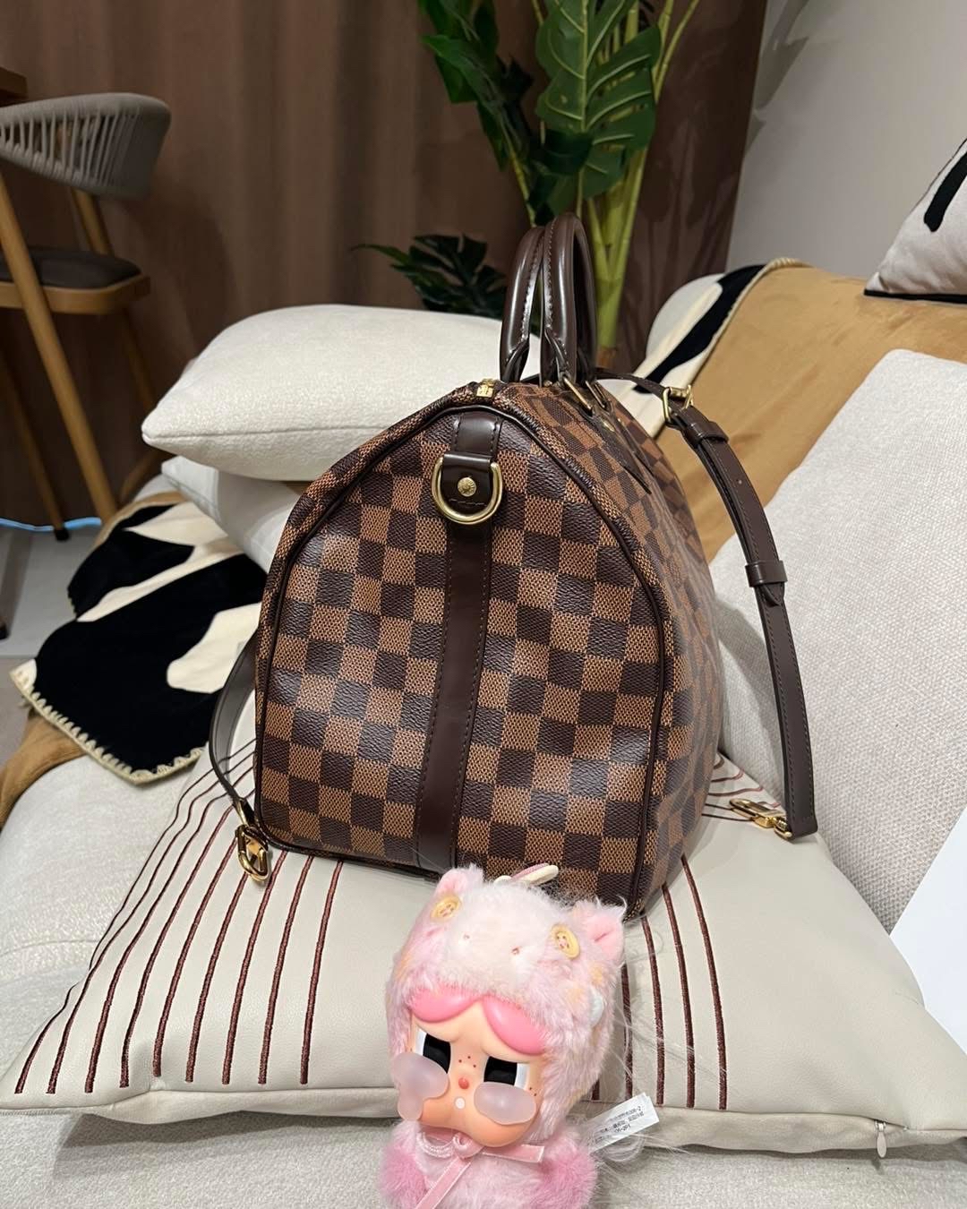 Lv speedy 35 bandouliere  100%Authentic , 98%new  ✅專門店收據✅塵袋✅肩帶 ✨專門店售價 $16,600✨ 