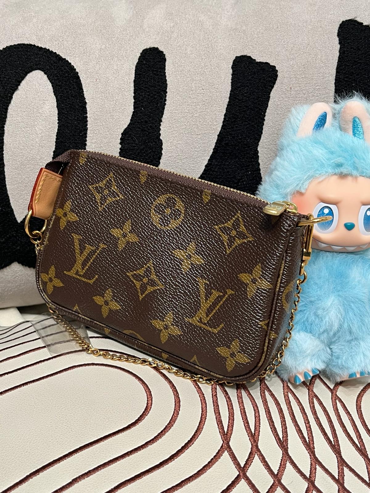 LV Mini Pochette Monogram 100%Authentic, 98%New ✅Box