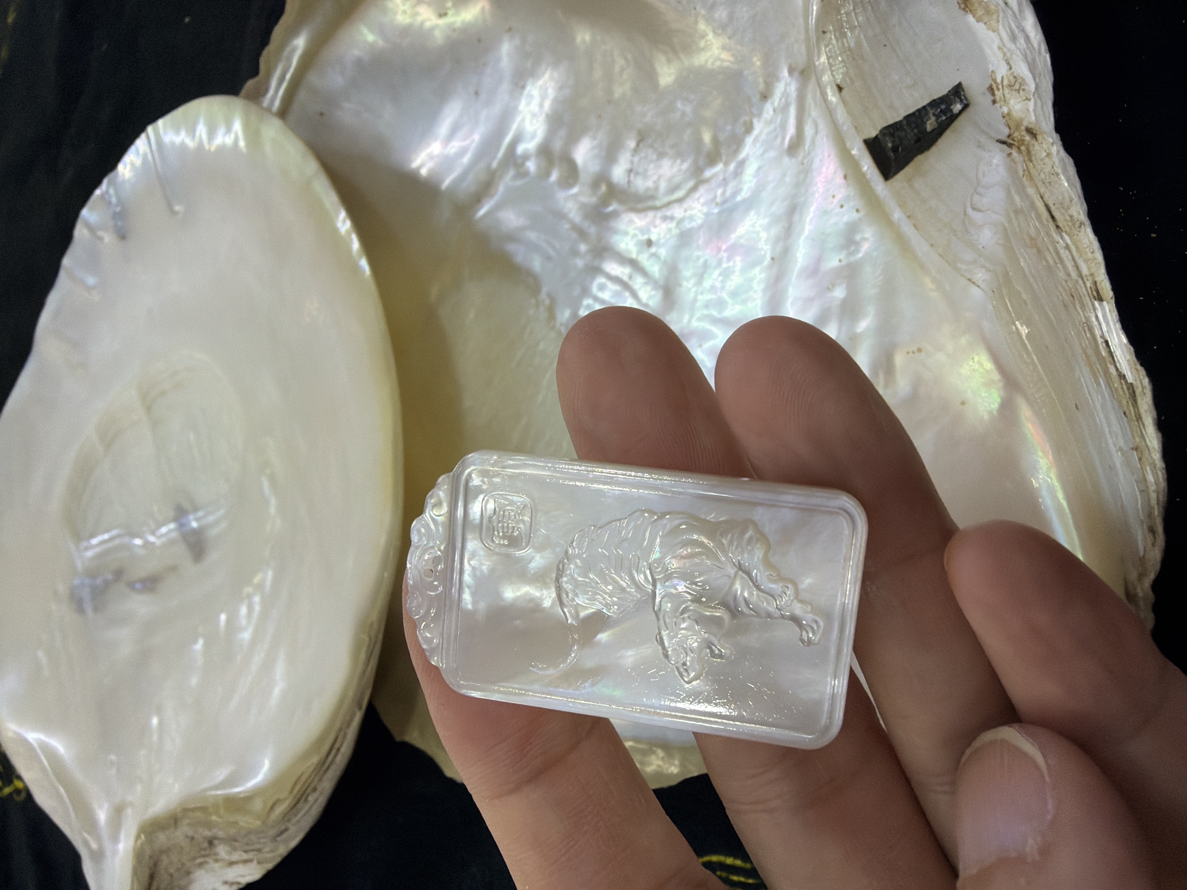 農曆新年巨獻（30%off) 印尼純天然白貝母精雕 #19 屬老虎守護 虛空藏菩薩4*2.3cm（會加持配頸繩）