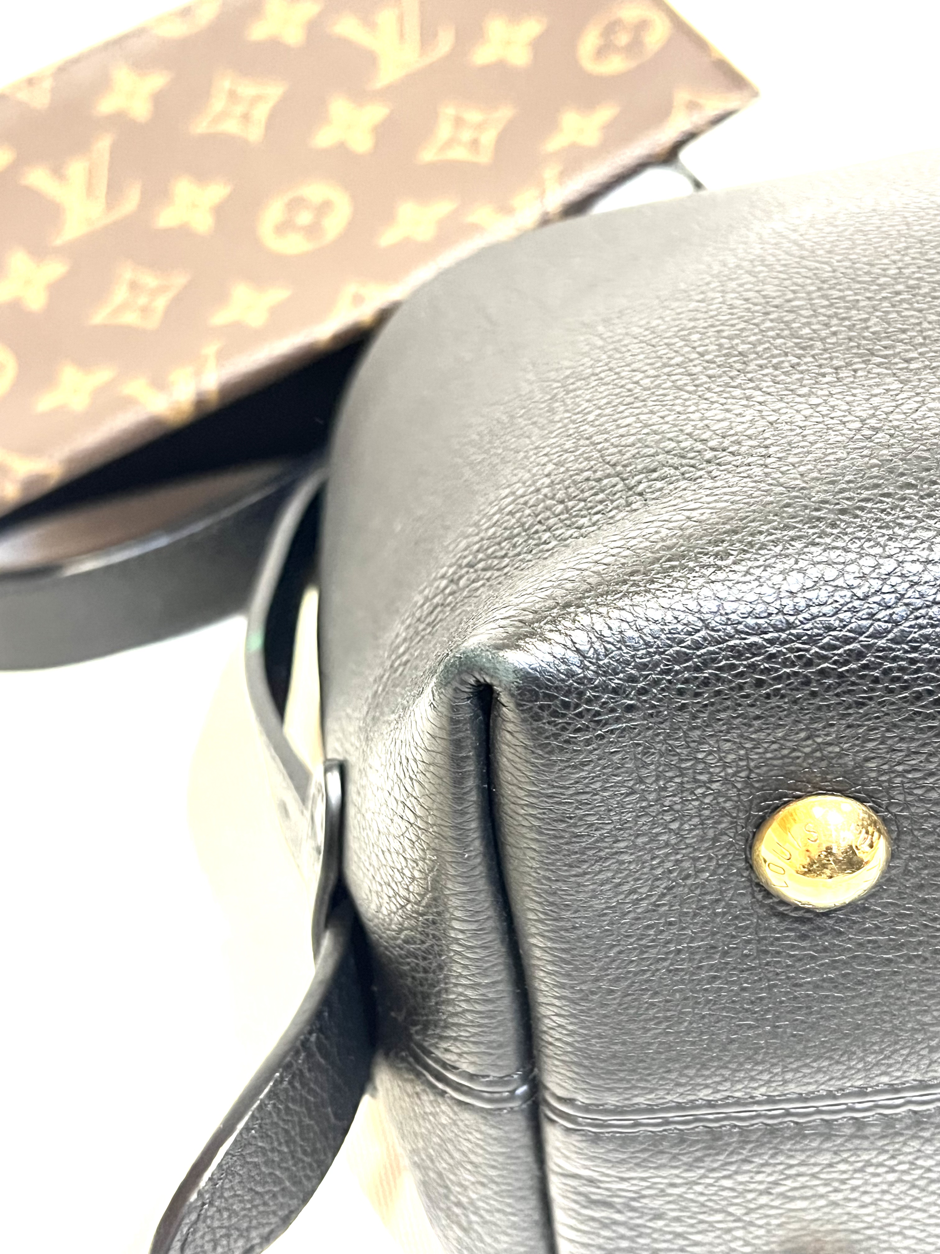 Pre-Owned Louis Vuitton Low Key Hobo MM / Product Code: 26041119