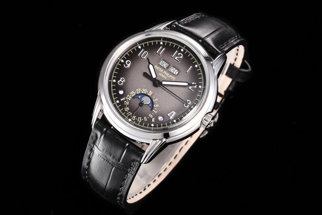 KR工厂耗时三年 打造顶级经典百达翡丽5320G-001超级复杂功能时计 40毫米一体冲压成型的双层式精钢表壳。 ①表盘边缘刻印有密分秒数刻度，配金质超强夜光阿拉伯数字 ② 时分针原版开模以巴顿式设计为基础，配以尖长的针尖，特色造型呼应1950年代Ref.1463计时码表的指针 ③表盘6点位置月相显示及日期 ④4点位置为闰年显示， 8点位置为日/夜24小时显示。注：非市场假功能版本。上面两位置功能为星期各月份 。 所有功能均有全真功能。⑤搭载KR独家324 S Q自动上链机芯 无论外观或是性能都是一丝不苟 完美的控制了表头厚度。 KR不惜重本，所有功能厚度全力还原如官网同步真功能！！！ 欢迎各大表友品鉴！！！
