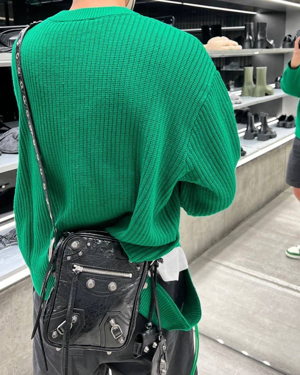 ba1enciaga Le cagole机车相机包💥 现在的男生打扮得越来越年轻时髦 这种时髦的男包简直像珍宝一样难得 他们家真的太懂现在的潮男潮女的需求了 版型是常规的相机邮差包，不会太over 但是！整个包都写着"机车"二字！ 低调的发着光，品味腔调的象征 咱家的油蜡皮爆裂感老客都知道的 纹路必须狠狠的"裂"开来 那种平滑的便宜的不对版皮请靠边～ ZP开发⚠️所有细节一致 21.5×17.5×5.5cm719065m