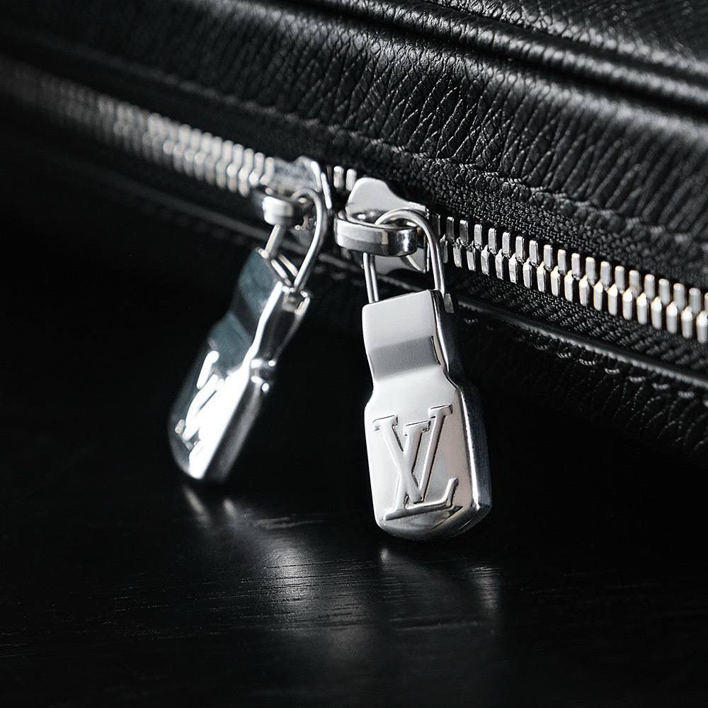 𝙊𝙐𝙏𝘿𝙊𝙊𝙍 邮差包👜✨ 法国🇫🇷原厂皮/纯钢五金 尺寸:29.5*20*10.5cm 经典又不失大气的邮差包，正面的银色拉链与金属件上精致细节，可调节肩带打造轻松背携体验！轻便且耐装，实用性强！无论是休闲，商务，运动风它都能妥妥搭配上！推荐种草，越看越耐看！