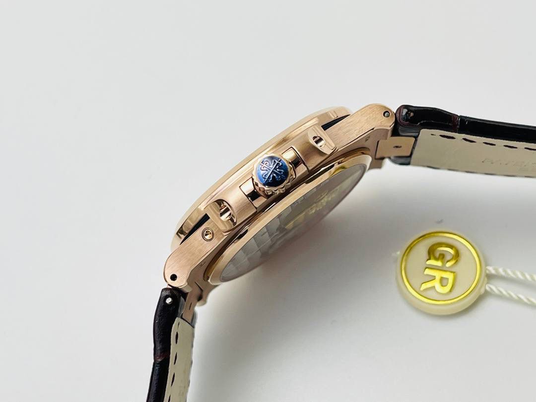 百达翡丽Patekphilippe运动系列鹦鹉螺5724（霸道总裁）PP5712GR“钢王之王”巅峰出道！出道即巅峰！ 1⃣️直径40毫米，做到接近正品的厚度！ 2⃣️所有功能同正品（10字位动能显示，7字位日历和月相，4字位小秒针）和原装一样的带水平压纹图案，带荧光刻度！ 3⃣️这是真正具有里程碑意义的超级一体机芯Cal.240 PS IRM C LU。全机芯零件数265个，平面游丝，21600每小时振荡次数 Gyromax带调节砝码的摆轮，稳定无误差。(不同于市面上现有的假机芯盖甲板，假珍珠陀) 4⃣️全新修正的不锈钢表带，铰链部分根据真正的百达翡丽鹦鹉螺不锈钢表带拆解开发，和正品一致的贴合效果，逆袭市面上所有副本，铰链开合角度和正品一致，锁毕声音和正品相同。