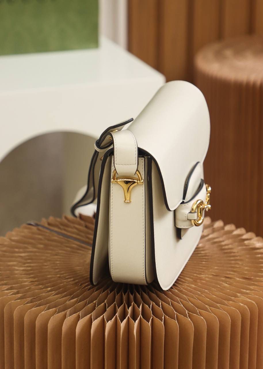 ▪️𝟭𝟵𝟱𝟱 𝐇𝐨𝐫𝐬𝐞𝐛𝐢𝐭马衔扣#602204# 正品皮▪️Y ☑️尺寸：25*18*8𝙘𝙢 𝙃𝙤𝙧𝙨𝙚𝙗𝙞𝙩 1955马鞍包全皮系列， 全皮的质感看起来更加上档次， 更加有时尚感，标志性的马衔扣五金， 搭配经典的复古线条与现代精神巧妙融合， 不仅看起来有复古的味道，却不失时尚的高级感， 采用皮革材质相映成趣， 搭配可调节的肩带，给予日常不同的背法！ 隔成设计，更加人性化使用！ 给人透出低调而大气的气质！🔥🔥