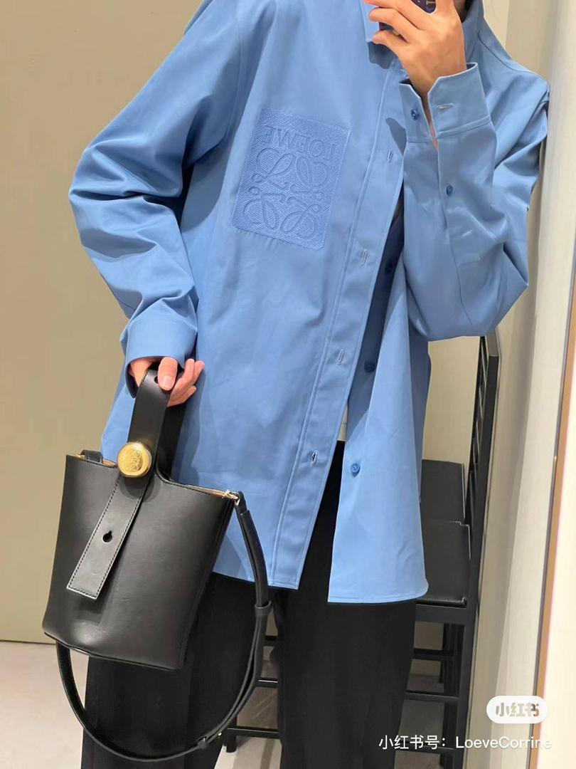 ♥️𝙈𝙞𝙣𝙞 𝙋𝙚𝙗𝙗𝙡𝙚 𝘽𝙪𝙘𝙠𝙚𝙩 ——【黑色平纹】 尺寸：𝟏𝟔-𝟏𝟔-𝟗.𝟓𝐜𝐦 编码：062339 【配全套礼盒】 🎈标志性Anagram鹅卵石点缀，配以纯粹简约线条以及瞩目设计风格，诠释全新𝙋𝙚𝙗𝙗𝙡𝙚手袋👜 🎈自带一根🉑拆卸🉑调节的肩带，一包多背，多样化风格，秀场大放异彩😀内里容量超大，日常实用性强👌 🎈配全套专柜礼盒🎁，给你满满的仪式感👀