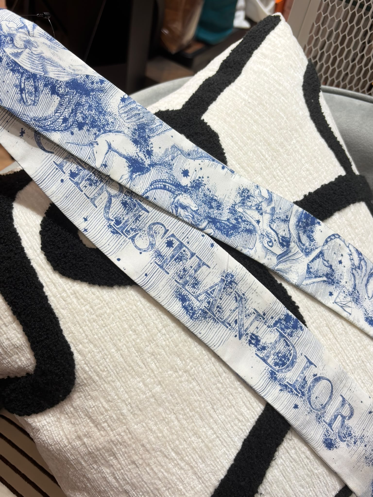 Christian Dior Twilly Toile de Jouy Sauvage Mitzah 絲巾 象牙色和海軍藍斜紋真絲 100%Authentic,98%new