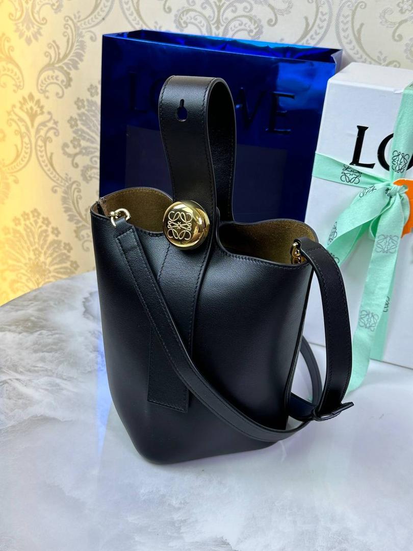 ♥️𝙈𝙞𝙣𝙞 𝙋𝙚𝙗𝙗𝙡𝙚 𝘽𝙪𝙘𝙠𝙚𝙩 ——【黑色平纹】 尺寸：𝟏𝟔-𝟏𝟔-𝟗.𝟓𝐜𝐦 编码：062339 【配全套礼盒】 🎈标志性Anagram鹅卵石点缀，配以纯粹简约线条以及瞩目设计风格，诠释全新𝙋𝙚𝙗𝙗𝙡𝙚手袋👜 🎈自带一根🉑拆卸🉑调节的肩带，一包多背，多样化风格，秀场大放异彩😀内里容量超大，日常实用性强👌 🎈配全套专柜礼盒🎁，给你满满的仪式感👀