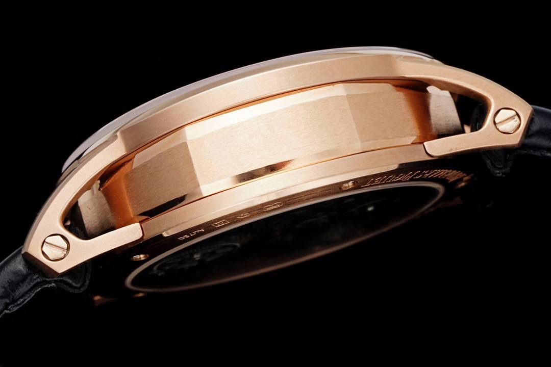 🚀爱彼最新款陀飞轮镂空腕表Code 11.59系列 Ref.26600 推出双拼色复杂动感结构表壳。全新标志性双曲面水晶玻璃带来独特的视觉体验！💯 亮点1、匆匆一瞥无法体现 Code 11.59 系列的复杂性和令人印象深刻的工艺。它看似圆形的表壳搭配纤薄的表圈，实则为大胆、并置的建筑形状的多面融合。为向品牌标志性皇家橡树表圈致敬，表壳中层为八角形，配有厚拉丝表带和抛光倒角。表耳也采用拉丝表面和抛光斜面，呈镂空设计。衔接表圈和底盖上，拱起保护着表壳中层。表壳中层与表圈、表耳和底盖之间的对比凸显了表壳的精致结构，表壳直径为 41 毫米。 亮点2、表盘由拱形双曲面蓝宝石水晶镜面保护，镜面高于明亮的抛光表圈，镂空陀飞轮机芯一览无余。定制AP 2948 型机芯是一款多层手动上链陀飞轮机芯，垂直排列的机芯，陀飞轮位于 6 点钟位置，发条盒位于 12 点钟位置，为镂空带来令人愉悦的对称性。机芯优雅弯曲的桥板采用三种不同的灰色调，突出了深度，并与浅灰色发条盒和齿轮系形成鲜明对比。内包头粒尼龙/皮表带，配小牛皮衬里 配备AP 针扣。