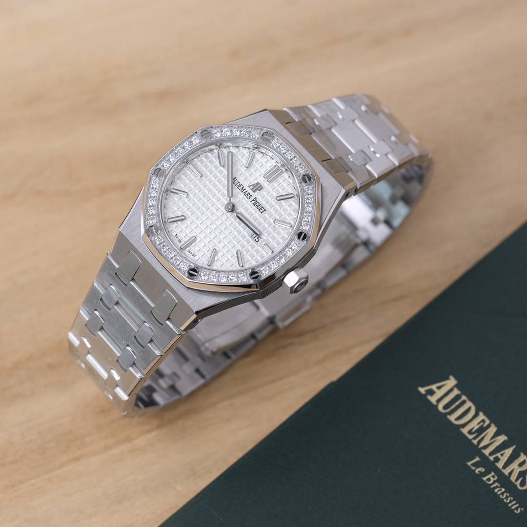 爱彼皇家橡树系列女士腕表，镶钻银色表盘，精钢表链