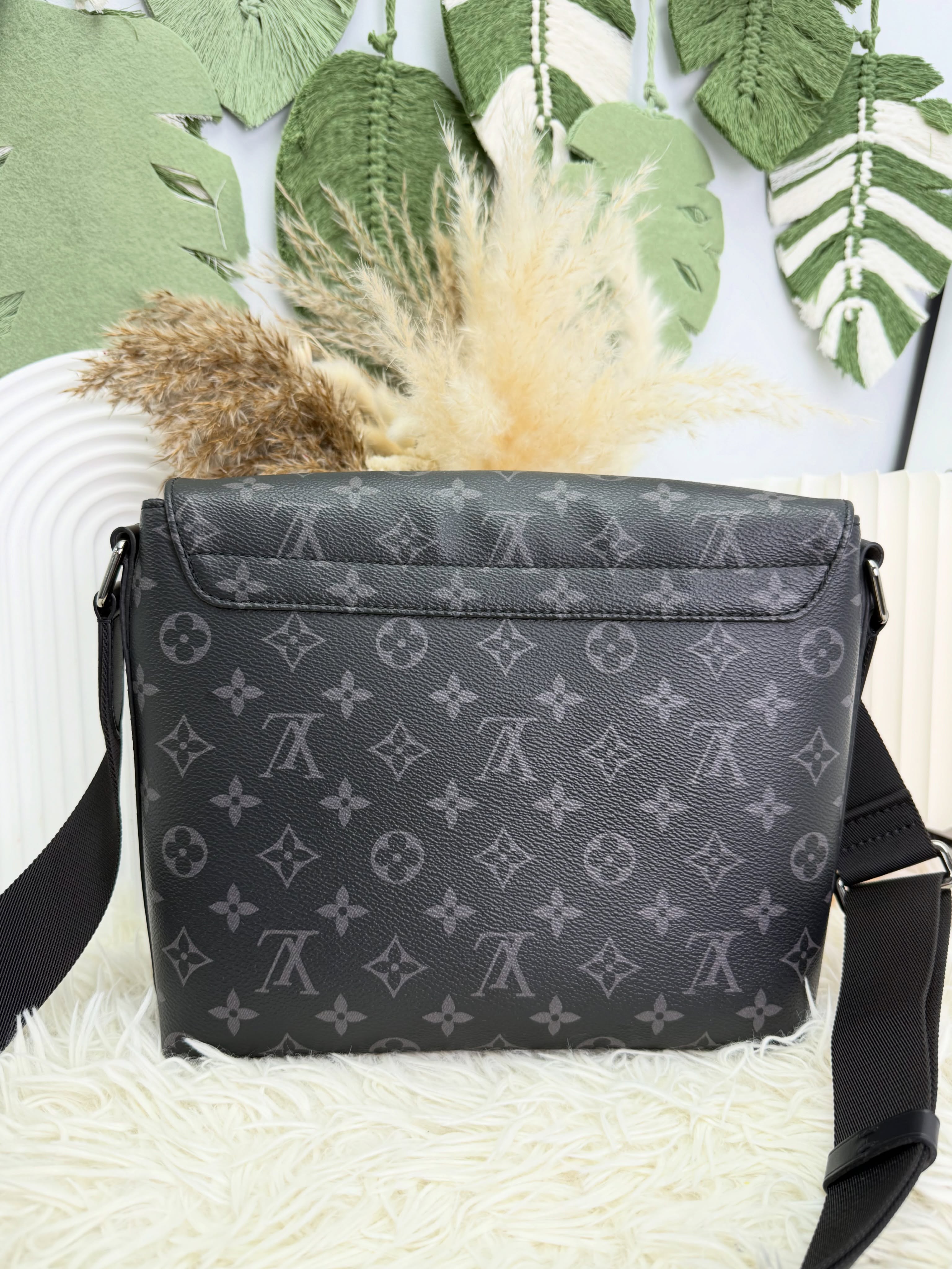 LV👜 PRE OWNED 🛍️黑色 老花郵差包 pm size🖤  26*7*23cm  💰優惠價 $8980  98%new  #收袋王  喜歡的話快點pm/whatsapp 我們💓 銷售熱線51111 321（whatsapp)  我們服務包括有：手袋飾物回收、手袋置換(一換一、一換多也可以） 、專業手袋鑑證、專業手袋護理 Is 購買方法 🏢親臨門市 荃灣南豐中心15樓1521室（荃灣地鐵站a出口1分鐘到）敬請預約 ❤️只賣正品正貨，任驗💓🫰🏻 ❤️‍🔥本店為香港註冊公司絕對真貨，信心保證👍🏻 🫰🏻本店設有鑑證服務，有駐場鑑證師  ✨歡迎追蹤我哋各個平台緊貼最新優惠x貨品🔥😍 👇🏻👇🏻👇🏻👇🏻👇🏻👇🏻👇🏻👇🏻  ⭐️Instagram: aoaocave  🌈Facebook: aoaocave收袋王  🔥Carousell: acluxuryhk  👆🏻👆🏻👆🏻👆🏻👆🏻👆🏻👆🏻👆🏻  ___________________________  Disclaimer🫰🏻All trademarks and copyrights are reserved to the original brand holders. @AOAOCAVE sells only authentic goods and is not affiliated with any of the brands mentioned.  @AOAOCAVE 跟任何品牌無關，而且沒有持有任何品牌資版權，亦沒有與任何品牌合作。所有商標及版權歸屬於品牌坊所有，帖子只作分享用途。  #aoaocave #手袋回收 #名牌買賣