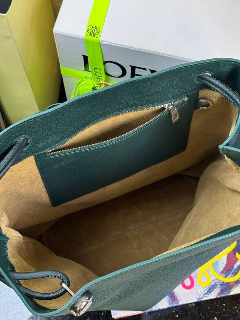 🎈（全钢）新款𝗣𝗲𝗯𝗯𝗹𝗲 𝗛𝗼𝗯𝗼大号 ——【常青色到货💕】 尺寸：𝟮𝟳.𝟱-𝟭𝟭.𝟱-𝟰𝟬𝗰𝗺 编码：652408 【该尺寸配防尘袋】 👉🏻采用进口纳帕小牛皮材质•包包手感超级舒服柔软•自重超轻。 👉🏻正面装饰两颗闪亮的𝗽𝗲𝗯𝗯𝗹𝗲配饰•精致可爱时髦•可调节肩带•腋下单肩斜跨皆🉑。 容量超大•内置拉链插袋•可放置各种证件等小物件•超级实用。