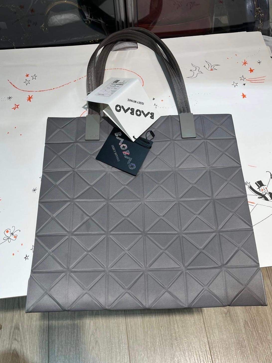 Issey Miyake Track 6x6 tote bag 100%Authentic ,98%new ✅Dust bag