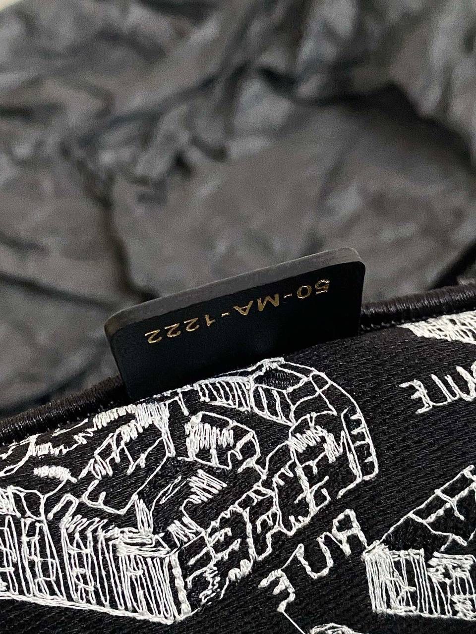 🈶黑色中号 𝗖𝗗 𝗕𝗼𝗼𝗸 𝗧𝗼𝘁𝗲 23夏季"巴黎地图"🖤 说实话，近年来花卉系列有点看乏看腻的 请你们一定看看这一只，新的炙热款！！ 本季主打的巴黎第八街区地图，惊艳了全网 真真实实绣在整个包上，砖柜超级难抢的！ 黑白色调干净利落，复古又神秘的法式浪漫 那种高定视觉，沦陷了！沦陷了！ 行走的巴黎街头很是时髦，我先冲了！😍😍 36×27×16cm