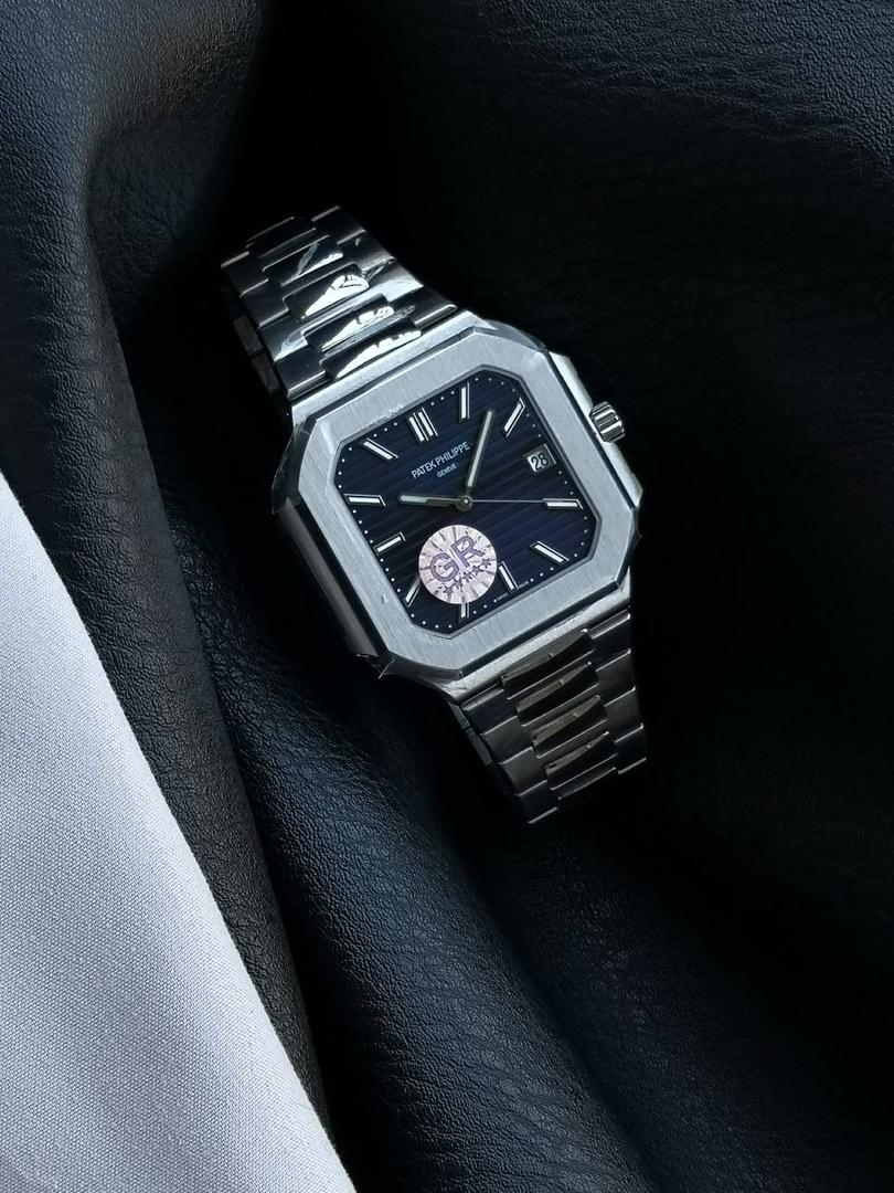 百达翡丽 方形 新系列CUBITUS 5821腕表 亮点特色：1️⃣机芯:搭载定制9015改Cal.26-330 SC一体机，调时不停秒，调时不停秒，摆轮位置均与正品一致，自动上链机芯。2️⃣钢带:316L定制级人体工程学表带，新扣款式。3️⃣表壳:尺寸45毫米厚度仅8.3mm，为表壳对角线长度(即10点位至4点位),因为表壳近似于方形，上下边的宽度会小于这一数值，所以视觉效果并不是很大。 搭配上，5821属于运动风格腕表，日常搭配正装和休闲风格也可以。