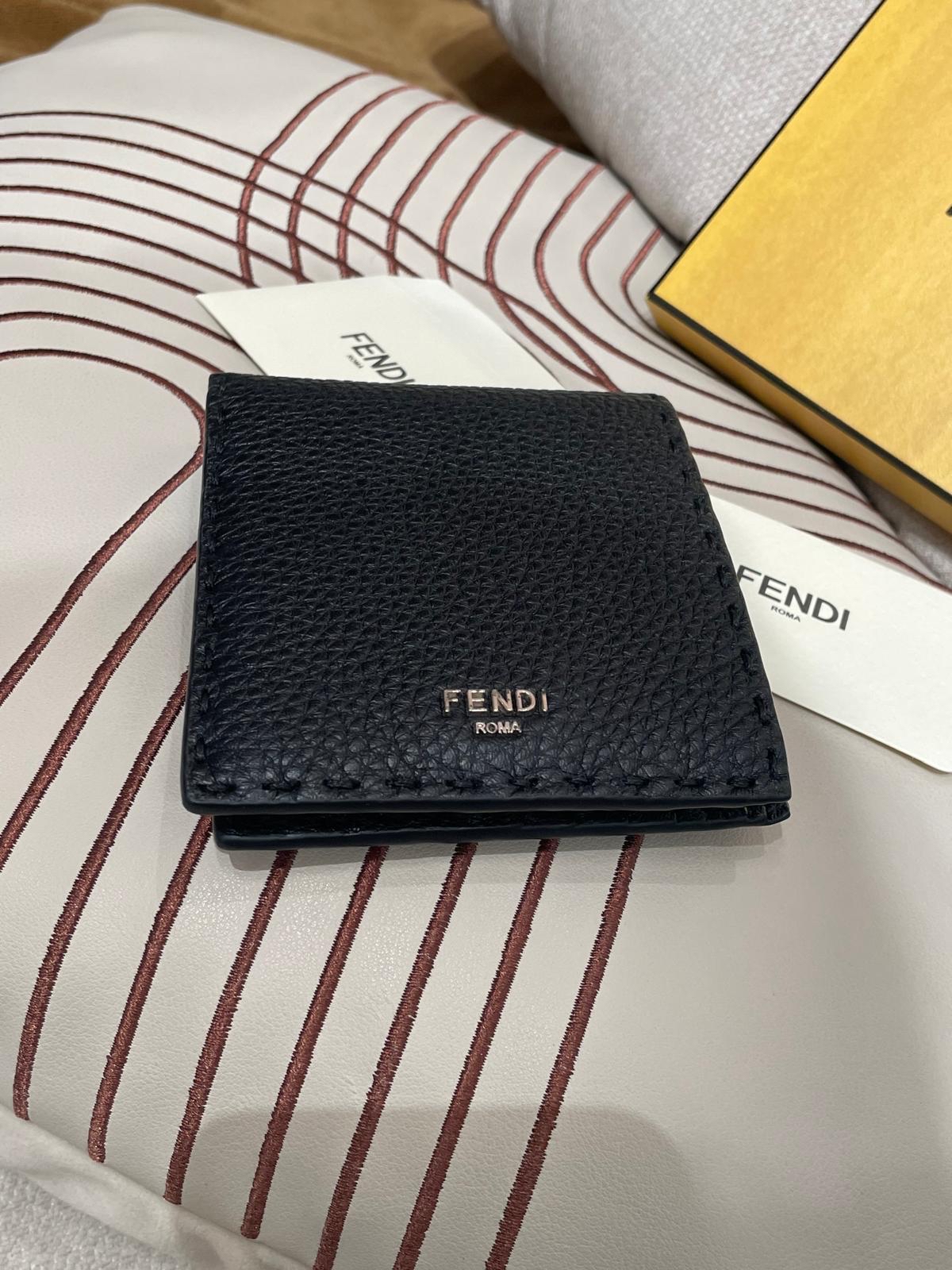Fendi Bi-fold wallet Calfskin 黑色小牛皮短銀包 100%Authentic,未使用品✅box