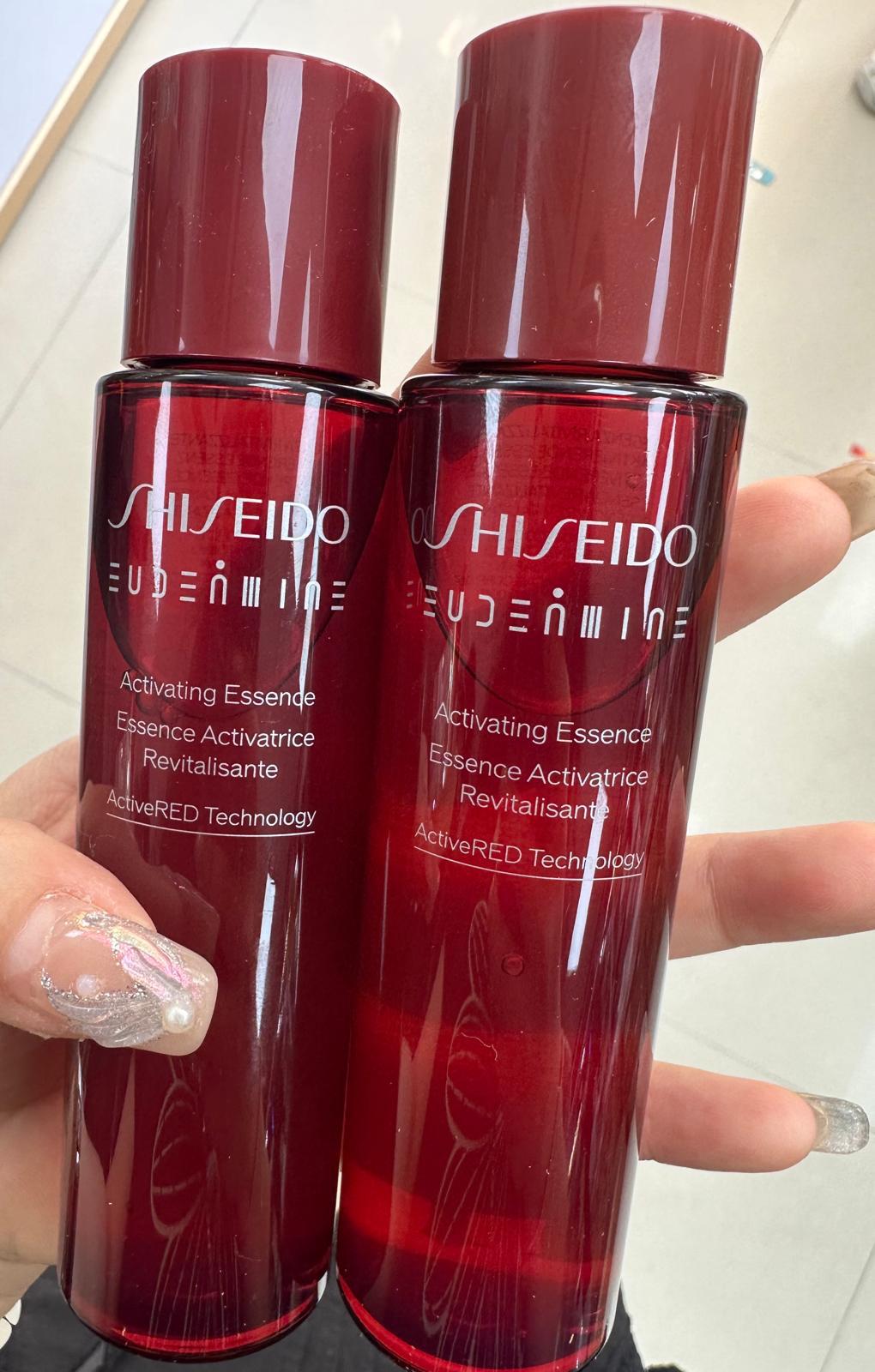 資生堂鎮店之寶紅色蜜露 👏👏2023年三月新品上市，最新科技- 微血管技術 (Lifeblood Technology），滋潤保濕，去除老化角質，修復維穩，讓肌膚瑩潤透亮！而且新版的質地更加清爽，更易吸收，適合所有肌膚類型，上臉後潤潤的，很嫩~新版質地更輕盈，更好吸收，再保濕補水，修復肌膚。乾皮、混合皮，油皮都可以用