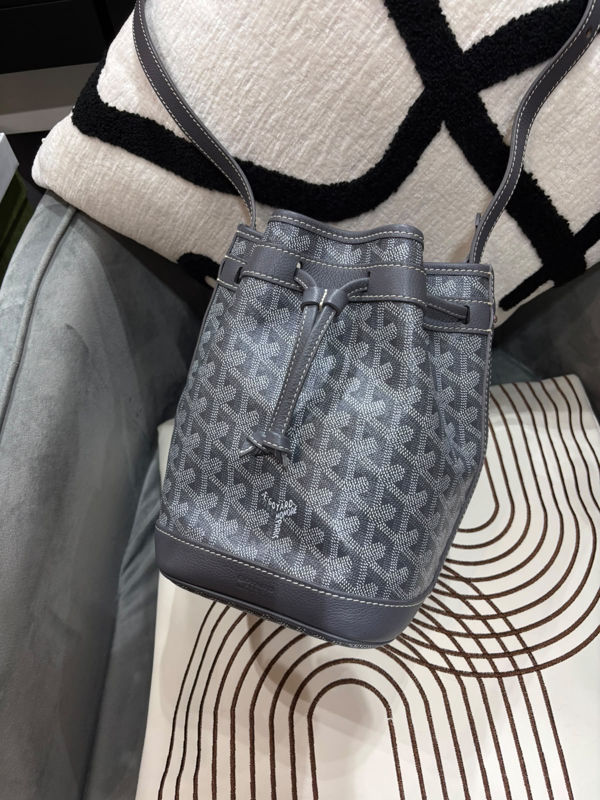 Goyard Petit flot Bucket Bag grey  100%Authentic, 98%new ✅收據✅booklet ✅Dust bag 