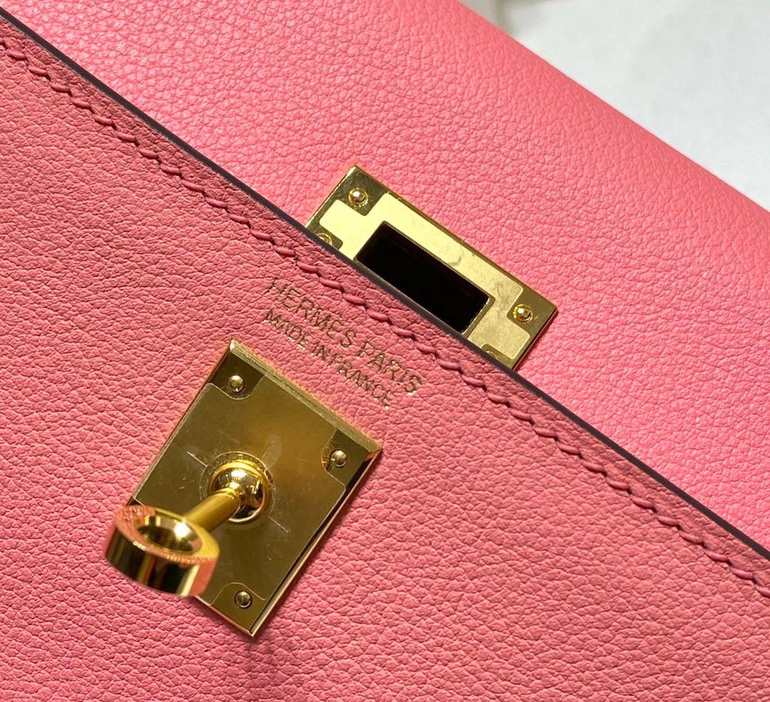 『唇膏粉·金』 ‘’Kᴇʟʟʏ ᴅᴀɴsᴇ • Evercolor 🎀 时尚圈就是一个圆！ 最厉害的就是六种背法： 斜背、侧背、肩背、腰包、背包、手包 集美们一定要安排起来‼️ 22Cm