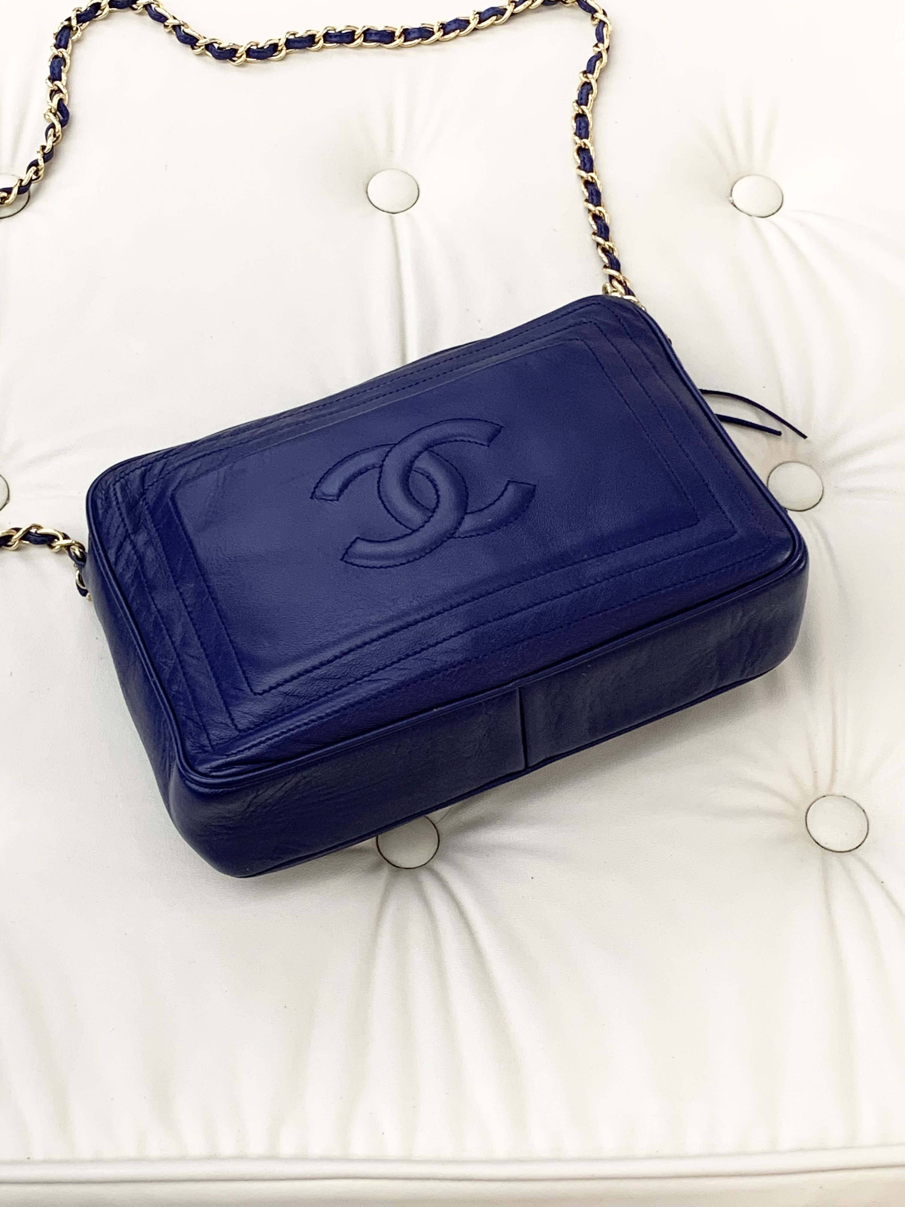 【預訂貨品】Chanel深藍色羊皮流蘇金扣相機包