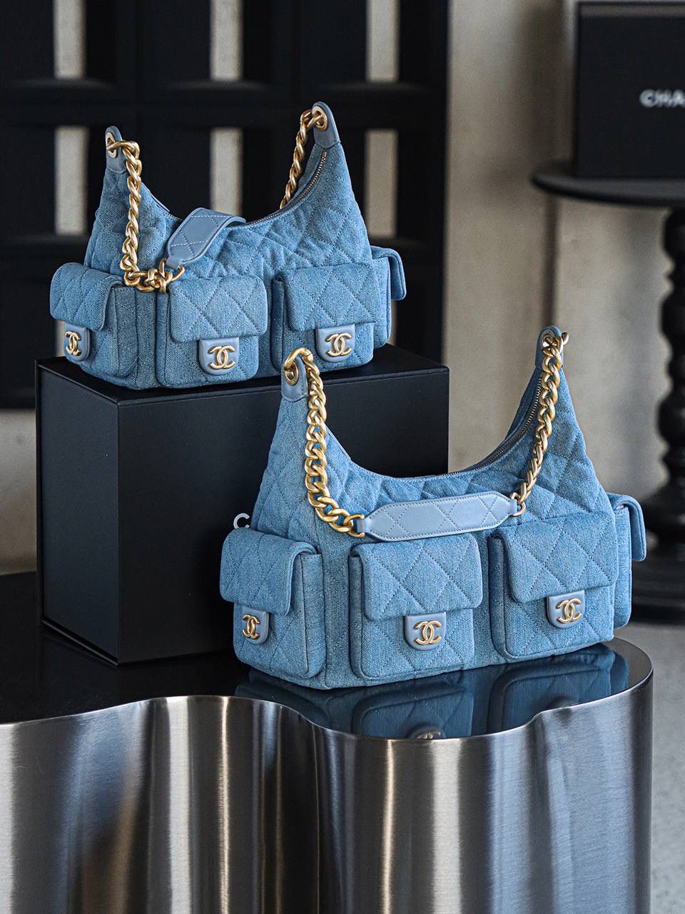 25C Hobo丹宁牛仔大號雙肩包鑒定版👜 一包一碼 支持全球鑒定查驗身份證原廠專G Fashion Art意大利過關清單資料可査詢 25C這一季人氣王者hobo丹寧牛仔，低飽和度牛仔淺藍，超級養眼，可甜可颯！ Jennie同款火到出圈，不管是簡約設搭配還是精緻小女人，都能瞬間提升整體的時髦度！ 五金：厚镀24K复古金 皮料：意大利Fashion Art牛仔 尺寸：27*35*18cm