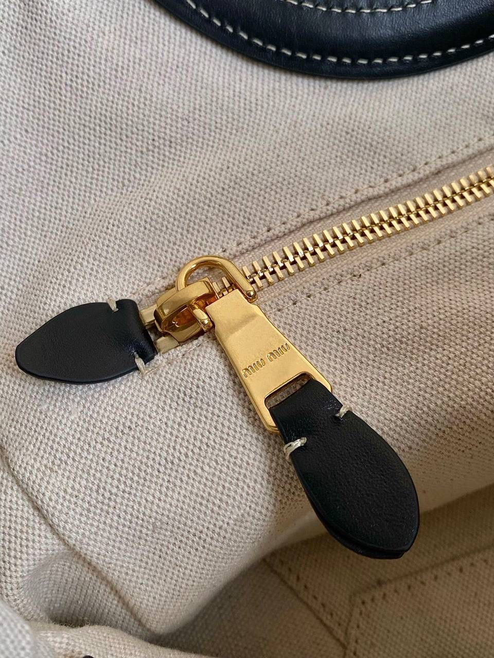 🈶黑色小号 𝗠𝗶𝘂𝗠𝗶𝘂托特！！ 近年miu家真的很会，都是心头爱 慵懒惬意的敞口托特搭配弧形包口 同色系浮雕logo低调又高级 软而不塌的全牛皮质感绝！ 中号大气的包身，男生女生都能驾驭 随时随地的凹造型 小号可以斜挎 小巧可爱，可太适合霓虹妹了 被痕痕拿捏住了🤙🏻 22×12×32cm #F0120m