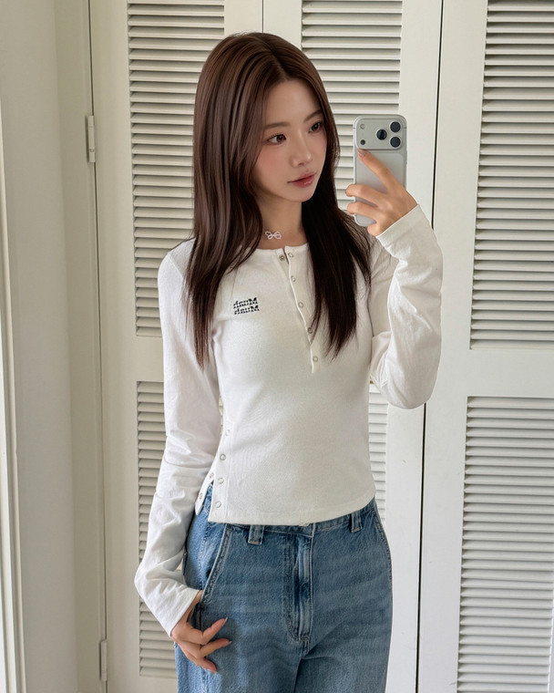 MuahMuah HENLEY NECK SLIT CROP LONG SLEEVE T-SHIRT