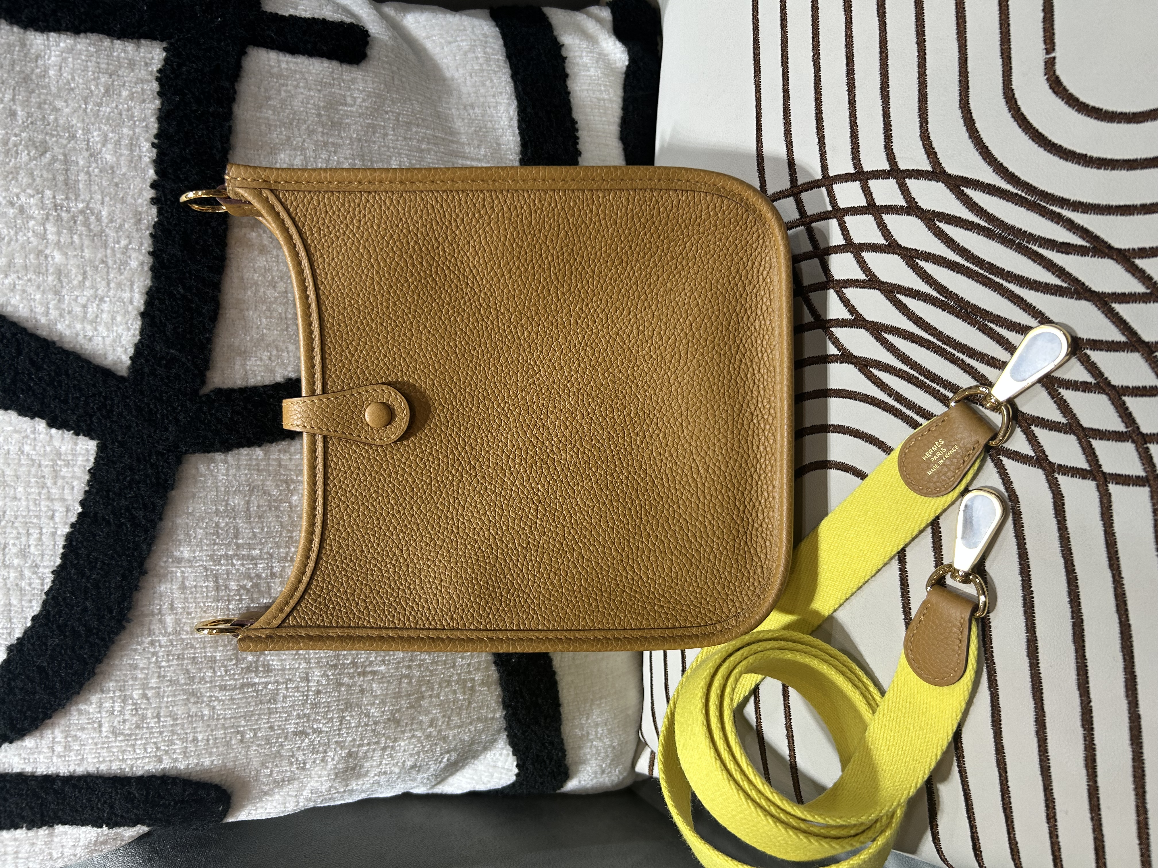 全新 Hermes mini evelyne ,芝麻色金扣 STAMP Z 100%Authentic ,全新未使用品  ✅strap ✅dust bag✅box