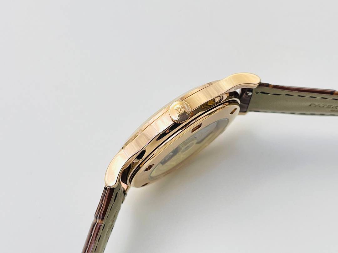 经典再续 百达翡丽古典表系列——5296-001．铂金V4升级版🤩😍细节方面： 1⃣️全新904L打造整体壳套，完善表壳细节，提升打磨质量，独家还原出正品的完美比例和特有质感。日历窗口改大小与正品一致，而非普通正常窗口！ 2⃣️刻度，指针采用最新的贵金属电镀技术加持，效果更佳出彩！ 3⃣️“锅盖型”微凸蓝宝表镜，版型与正品一致，效果通透，辨时清晰。 4⃣️【引领一体机时代】采用定制版Cal.9015改324机芯，超薄稳定性强！ 5⃣️【表带】经典意大利小牛皮表带，纹路清晰，质感上乘。针式表扣打磨齐整光亮，通用原装无压力。