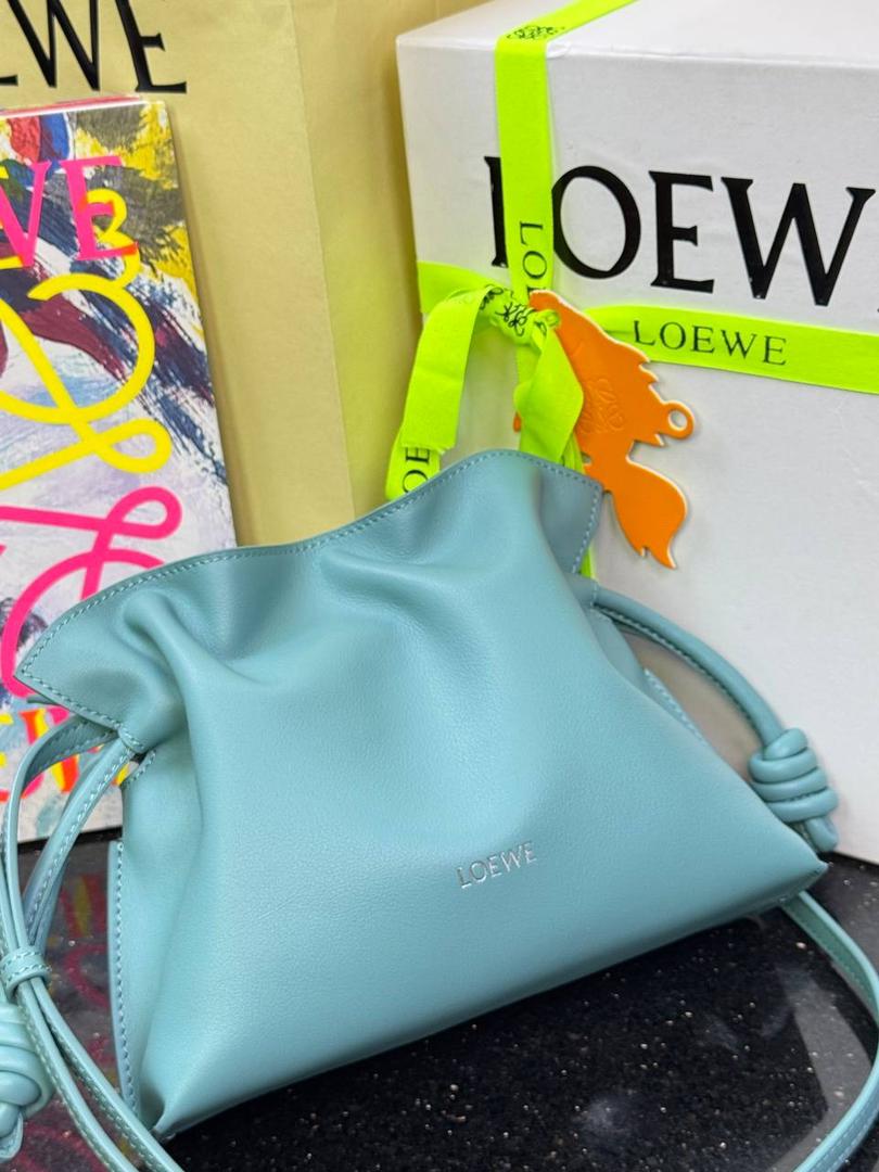 🎈全新升级—迷你烫金款𝙁𝙡𝙖𝙢𝙚𝙣𝙘𝙤出货啦✅ ❤️升级版福袋正面新增品牌烫金𝙇𝙤𝙜𝙤代替压印𝙇𝙤𝙜𝙤，肩带加宽同时增加两侧狗扣五金代替原本皮穿扣肩带，精致又便捷🥰 ❤️独家定制皮料五金，小牛皮皮质手感十分柔软且耐用，肩带🉑拆卸🉑调节，多种背法任你选择，容量超大，日常出行必备😍 ❤️独家品控，完全对版细节，全套礼盒🎁包装给你满满的仪式感🥰 迷你尺寸：𝟐𝟑 𝟗-𝟏𝟖-𝟗𝐜𝐦 款号：052030 水蓝色【配全套礼盒】