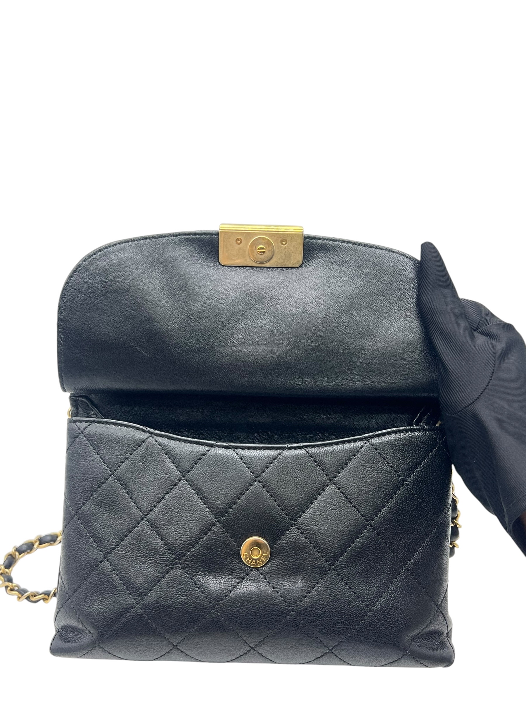Pre-Owned CHANEL Matelasse Shoulder Bag in Navy / Product Code: 26060507