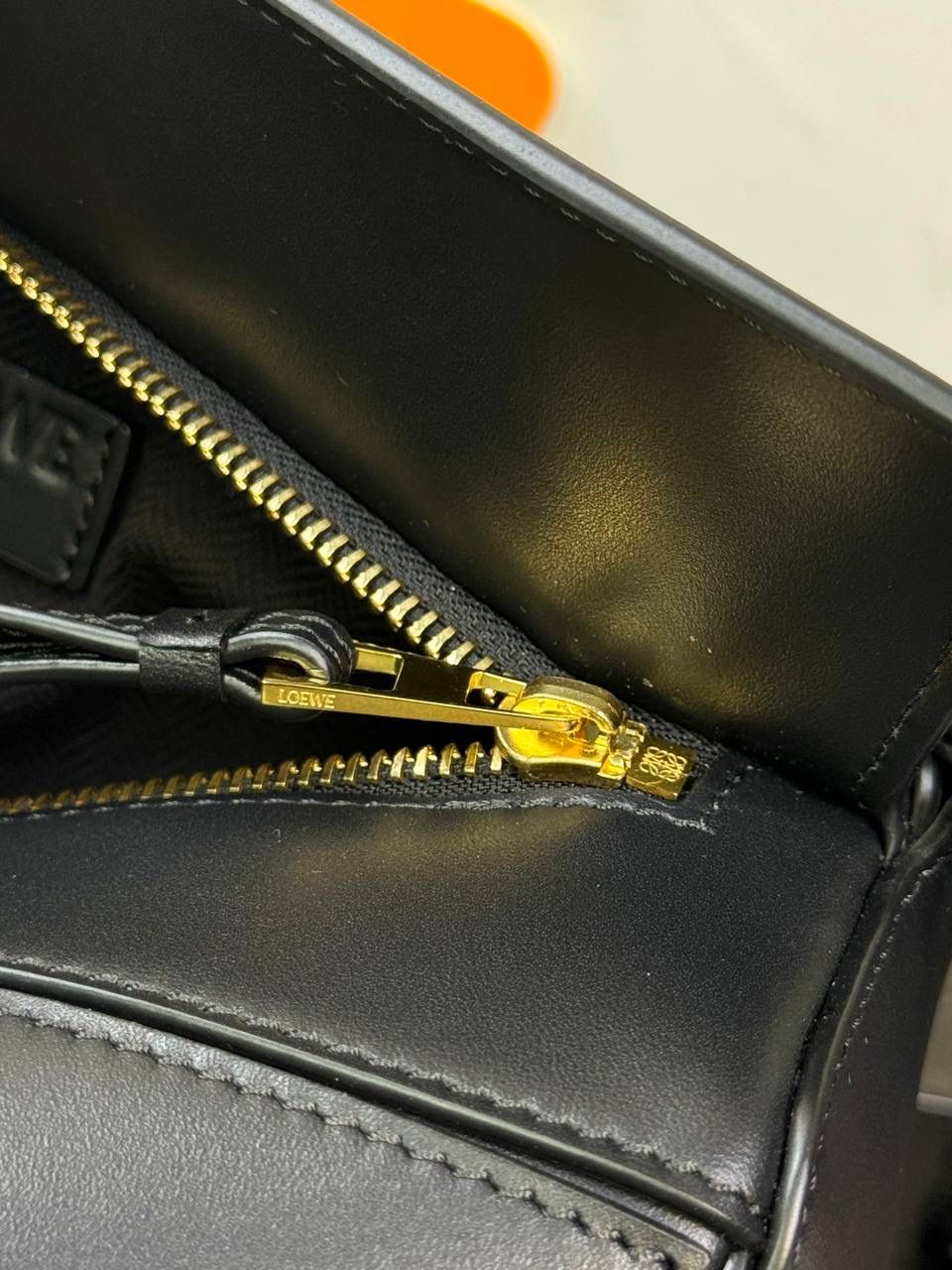 👉🏻小号𝙿𝚞𝚣𝚣𝚕𝚎 【宽肩带】 平纹/Anagram牛皮手袋👜 尺寸:𝟐𝟒-𝟏𝟔.𝟓-𝟏𝟎.𝟓𝐜𝐦 编码:652225黑色 秋冬最新爆款上线啦…⤴️ 从手袋的小牛皮革、缝线、背带的金属环扣，内里内衬细节.都换上了最新的饱和单色系，细腻质感，为手袋增添了不一样的视觉魅力🔅